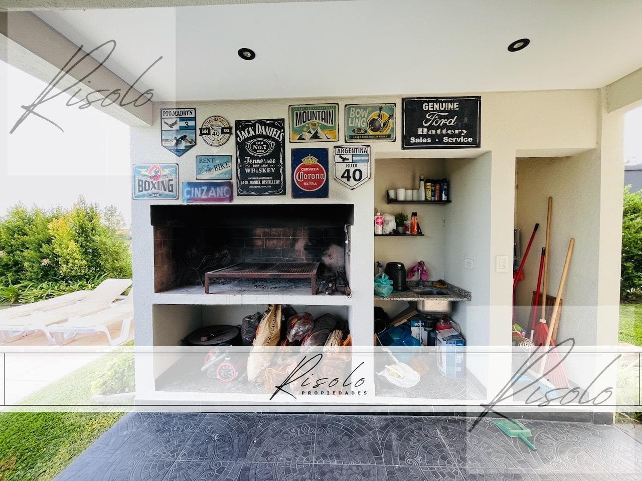 House for sale with a pond and a pool. 3 bedrooms, TV room. Gated community, North Zone, Escobar