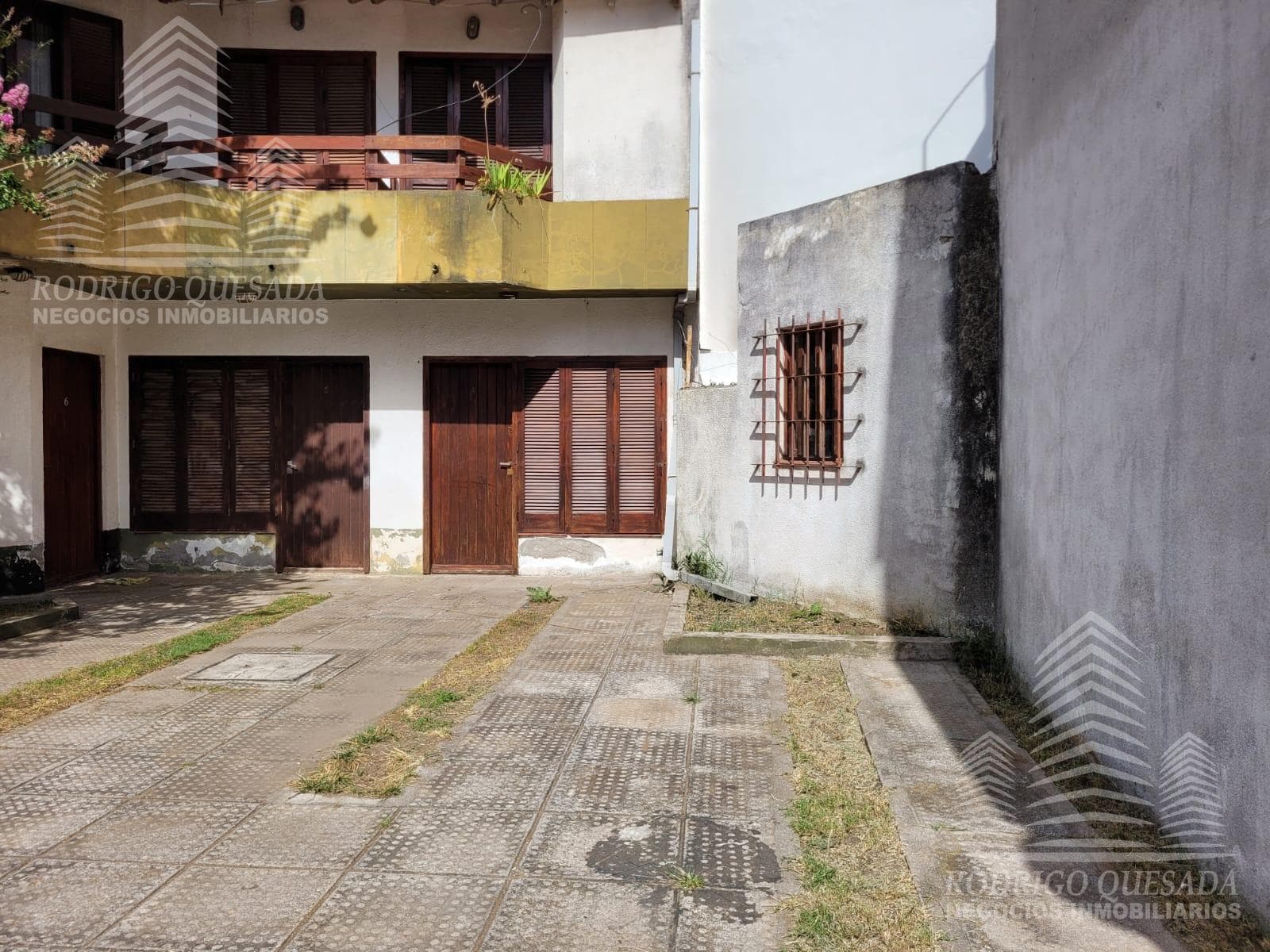 Spacious, bright triplex in a very quiet neighborhood