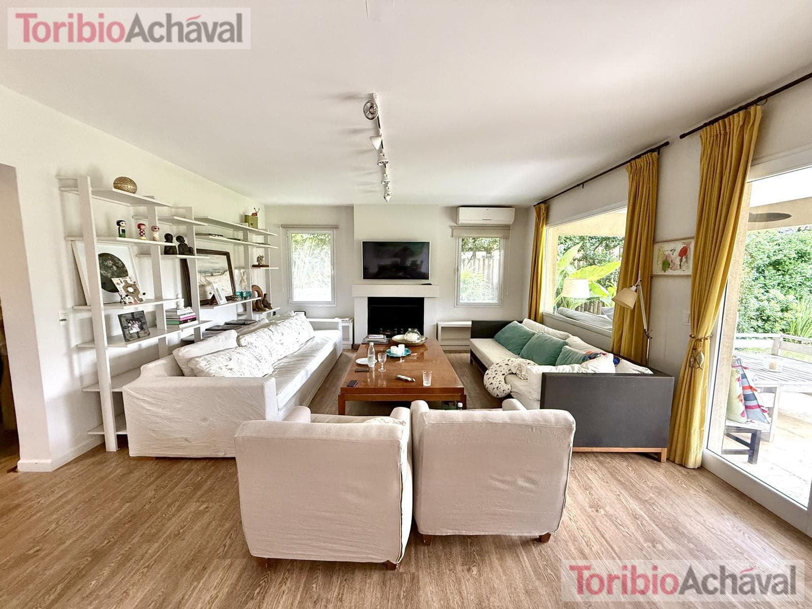 House for sale in the Laguna Del Sol neighborhood, in impeccable condition, with lake views