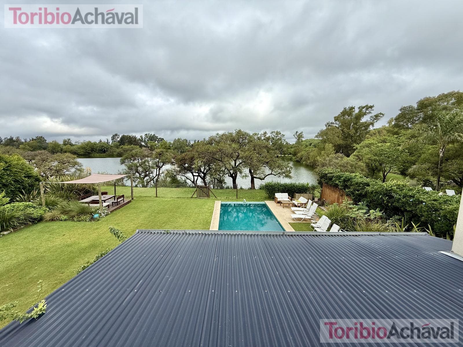 House for sale in the Laguna Del Sol neighborhood, in impeccable condition, with lake views
