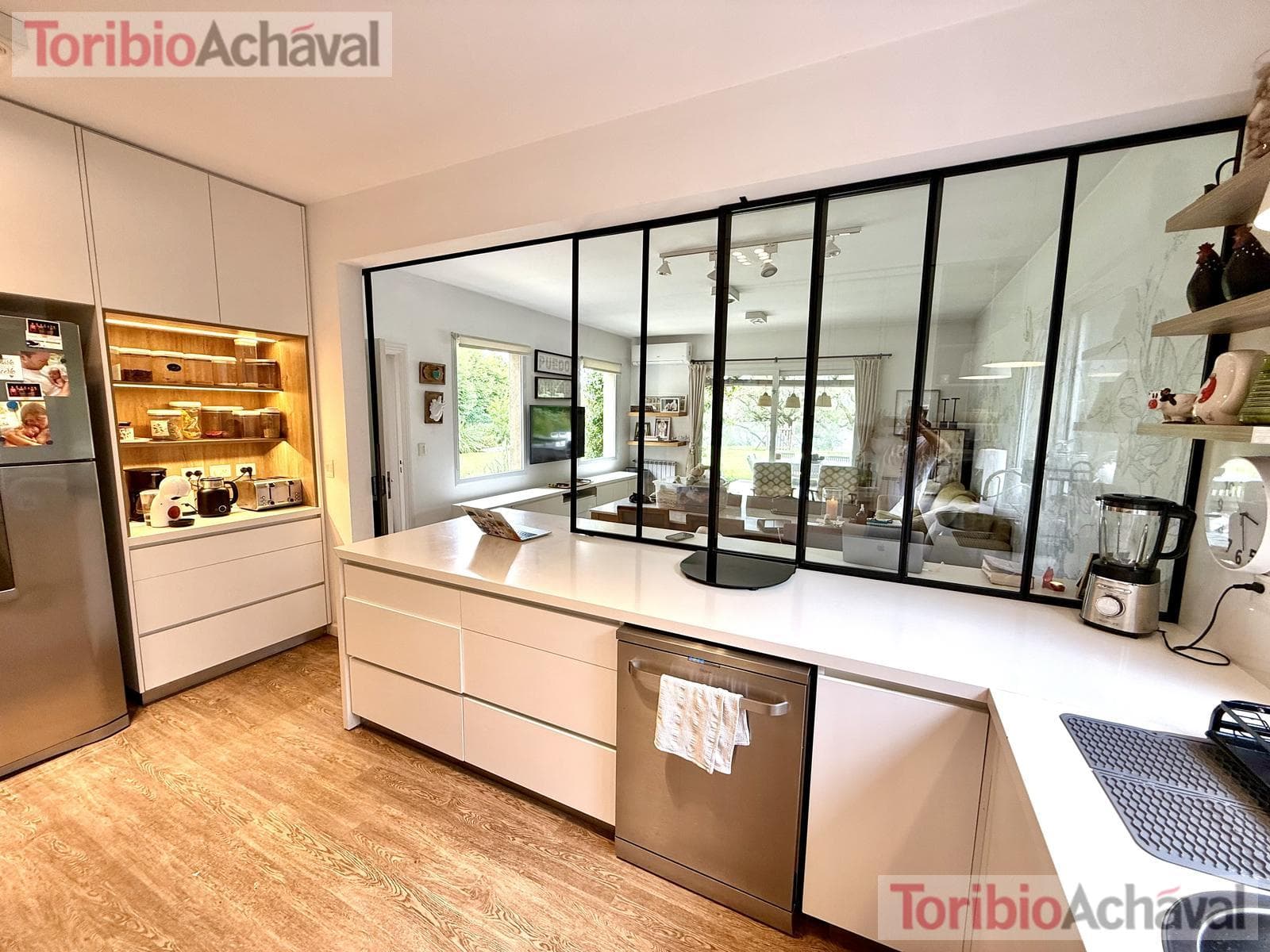 House for sale in the Laguna Del Sol neighborhood, in impeccable condition, with lake views