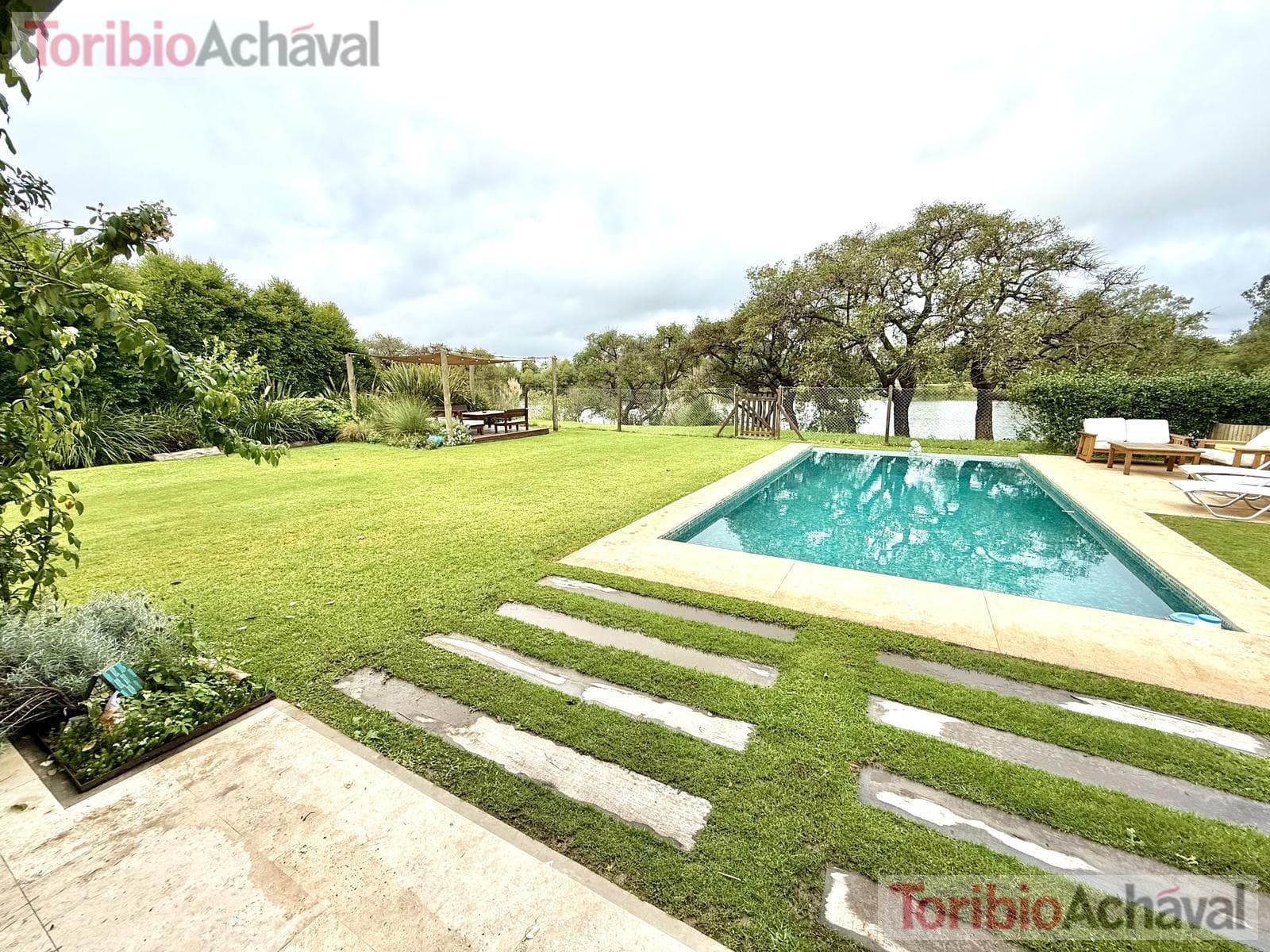 House for sale in the Laguna Del Sol neighborhood, in impeccable condition, with lake views