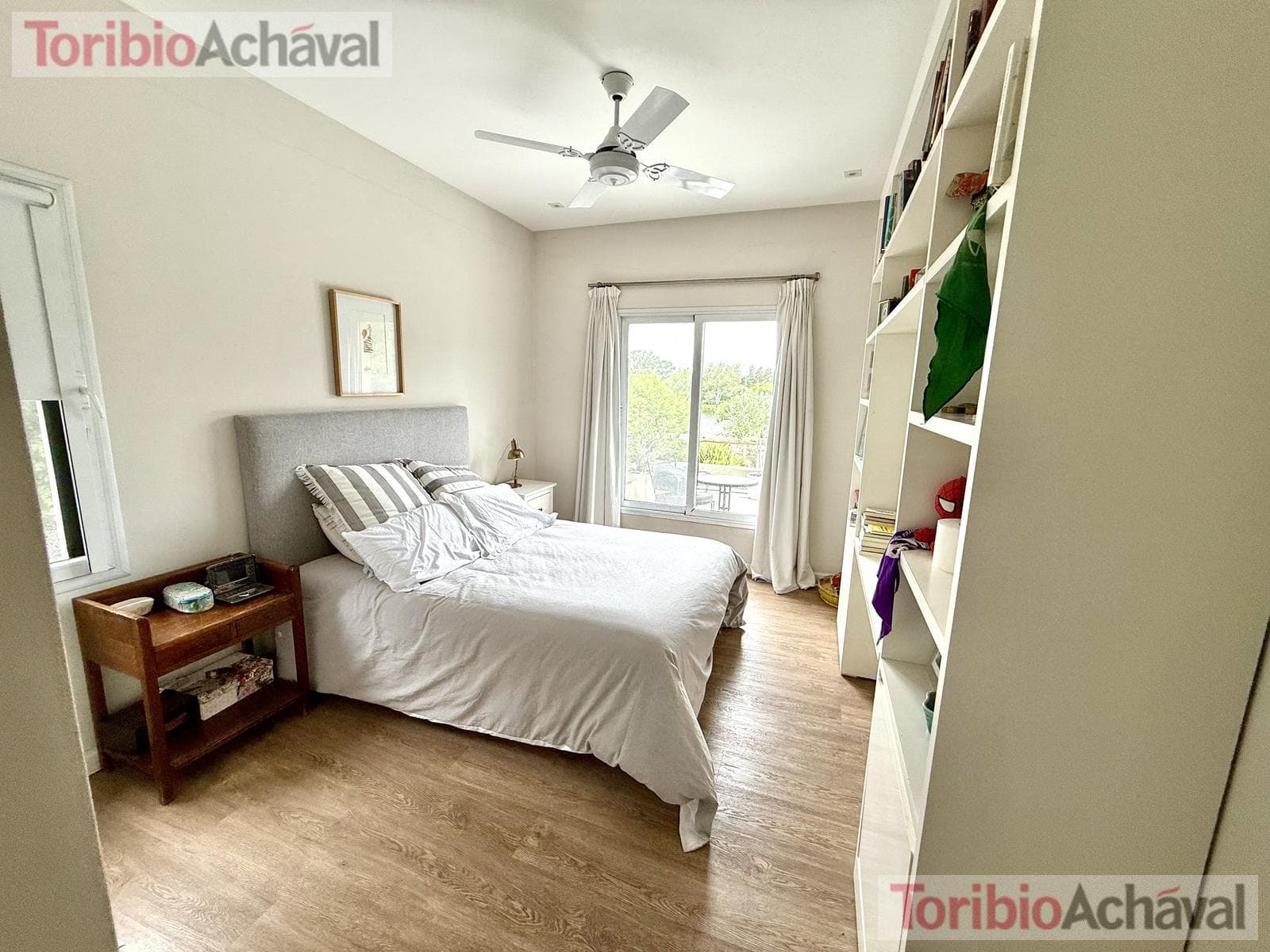 House for sale in the Laguna Del Sol neighborhood, in impeccable condition, with lake views
