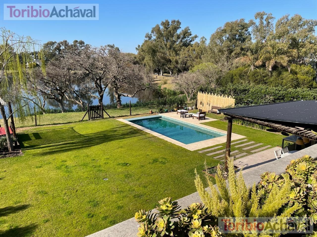 House for sale in the Laguna Del Sol neighborhood, in impeccable condition, with lake views