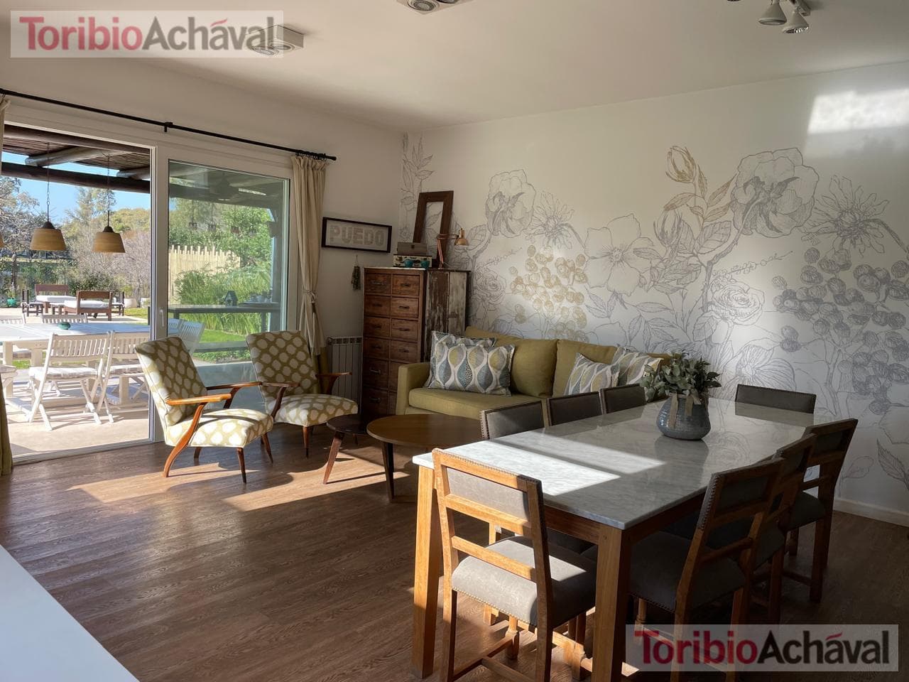 House for sale in the Laguna Del Sol neighborhood, in impeccable condition, with lake views
