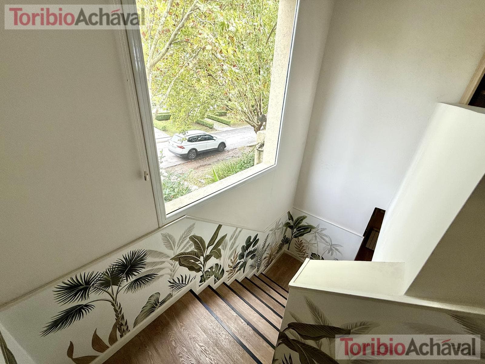 House for sale in the Laguna Del Sol neighborhood, in impeccable condition, with lake views