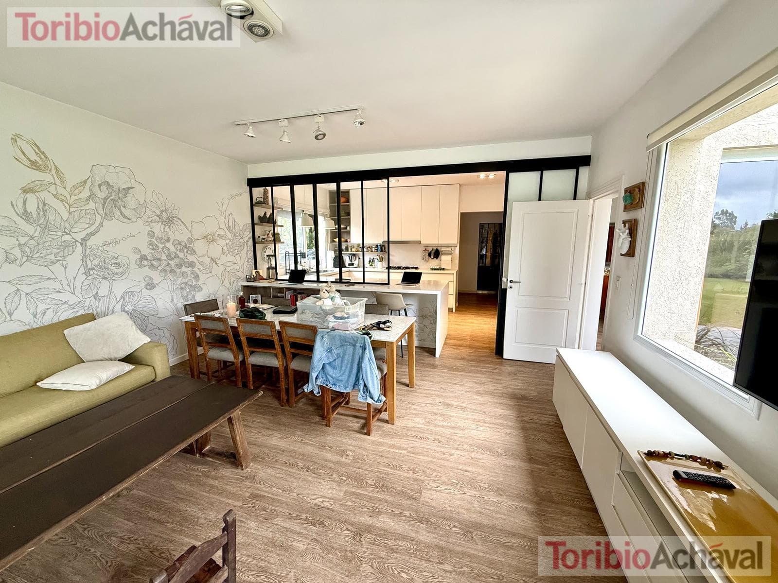 House for sale in the Laguna Del Sol neighborhood, in impeccable condition, with lake views