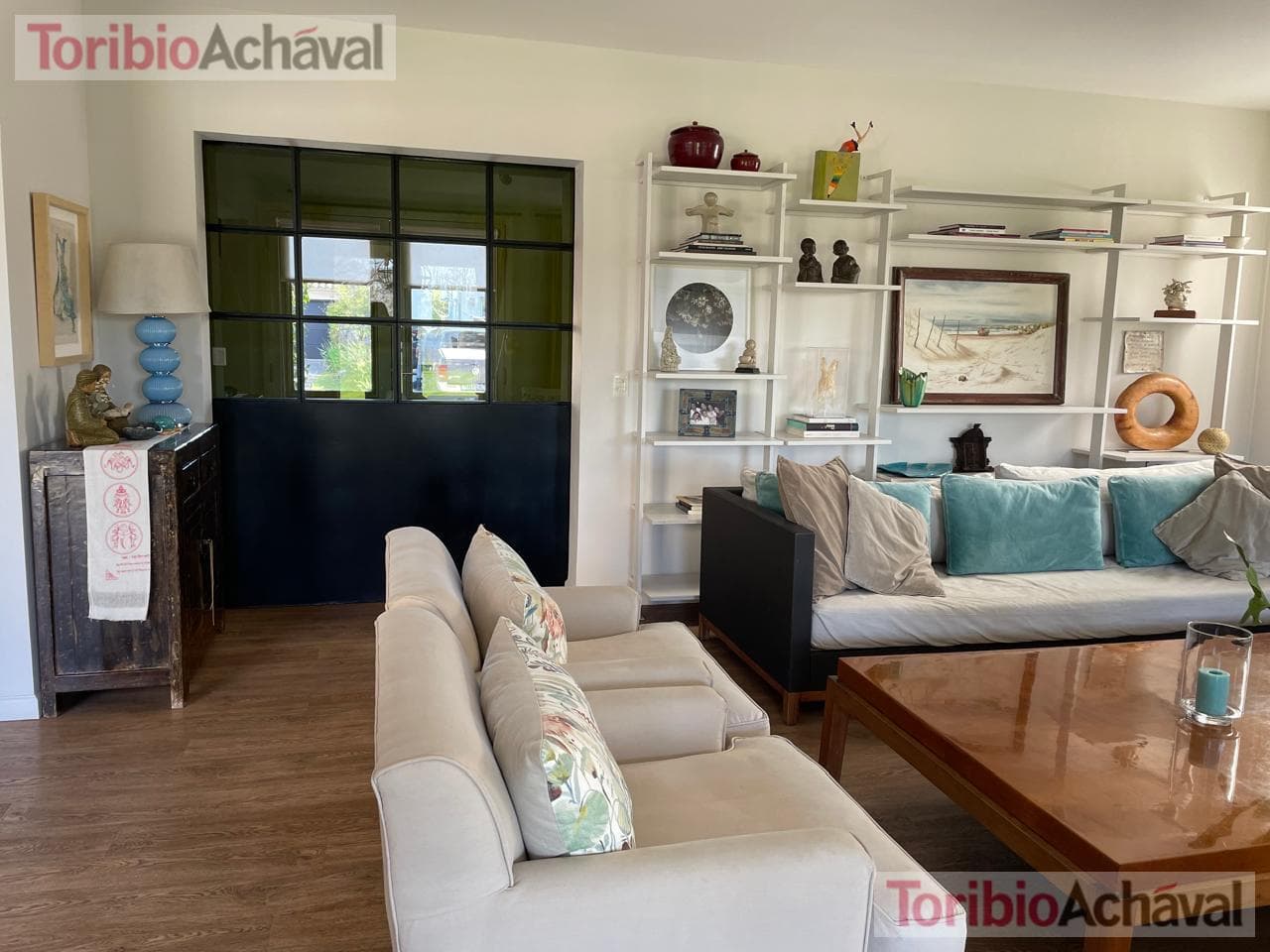 House for sale in the Laguna Del Sol neighborhood, in impeccable condition, with lake views