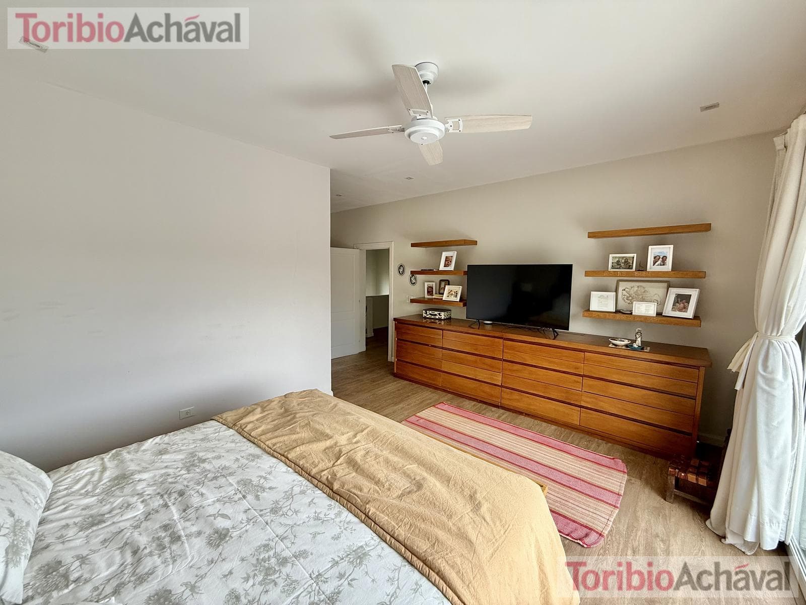 House for sale in the Laguna Del Sol neighborhood, in impeccable condition, with lake views