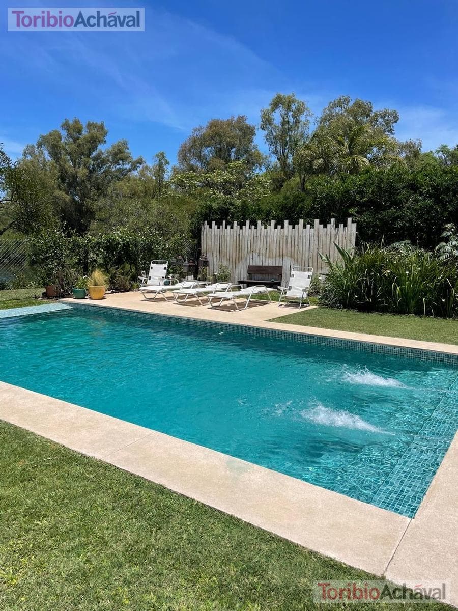 House for sale in the Laguna Del Sol neighborhood, in impeccable condition, with lake views