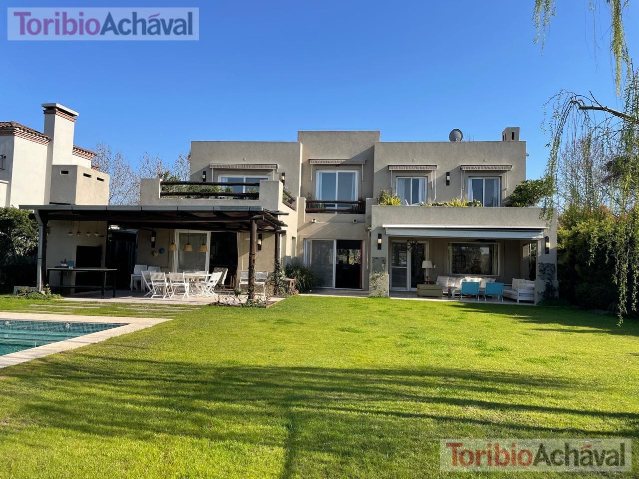 House for sale in the Laguna Del Sol neighborhood, in impeccable condition, with lake views