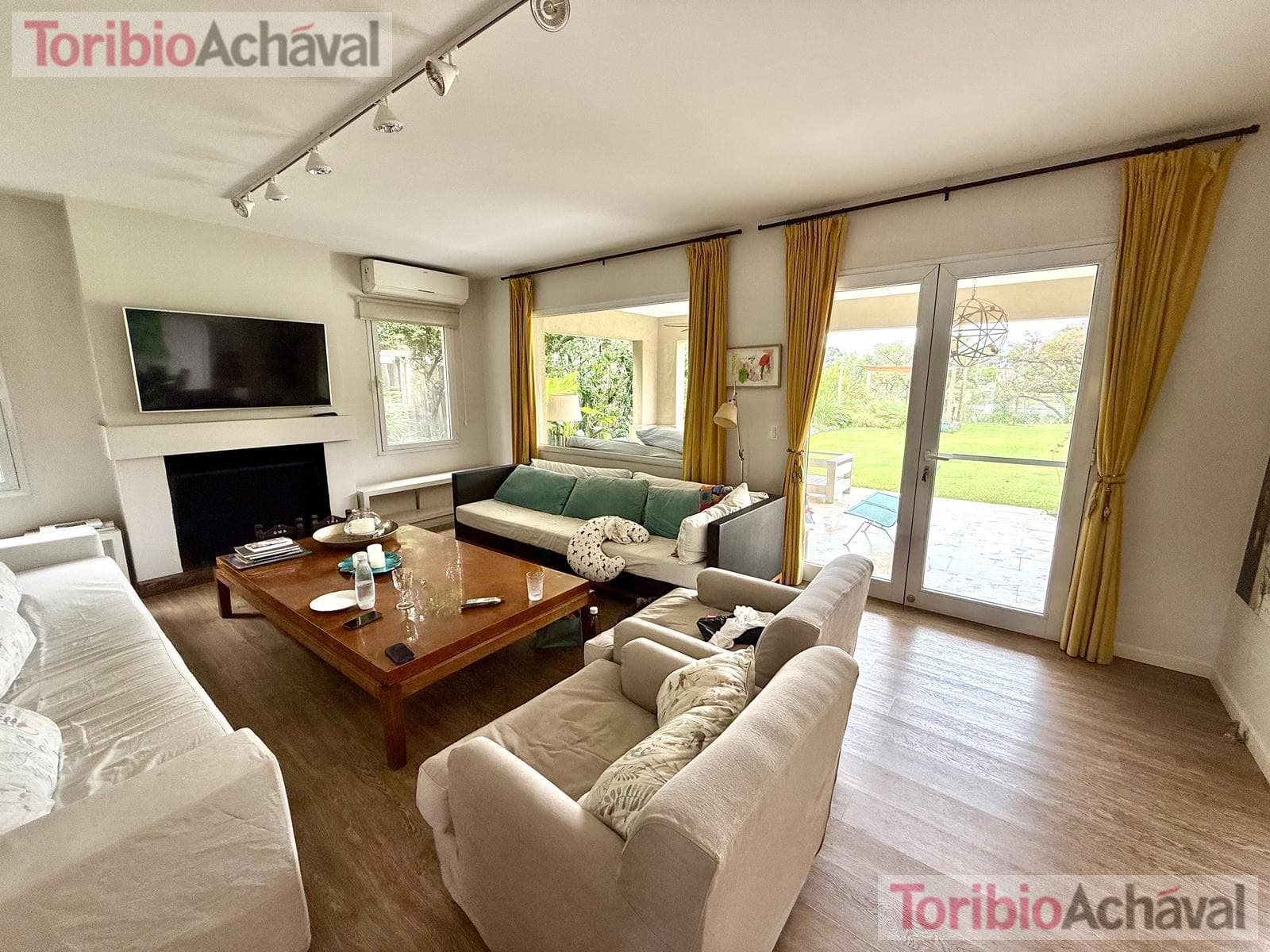 House for sale in the Laguna Del Sol neighborhood, in impeccable condition, with lake views