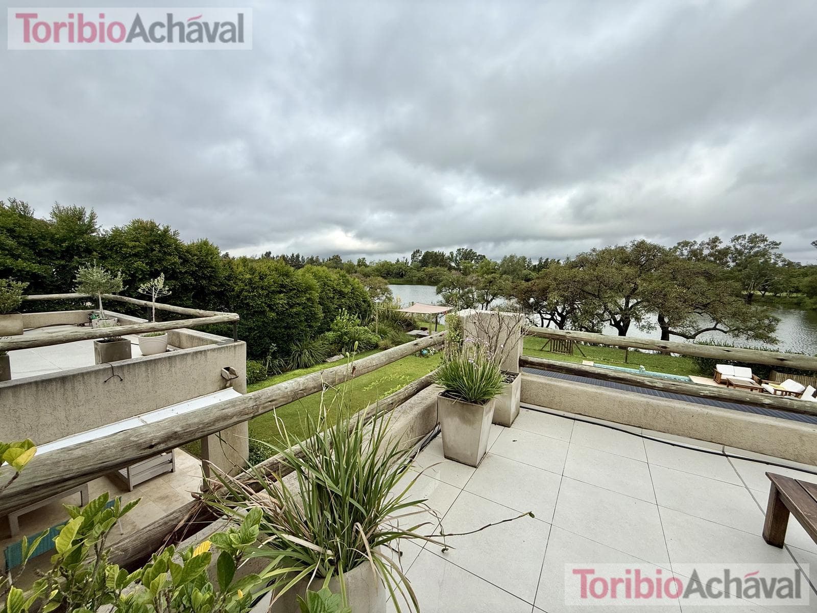 House for sale in the Laguna Del Sol neighborhood, in impeccable condition, with lake views