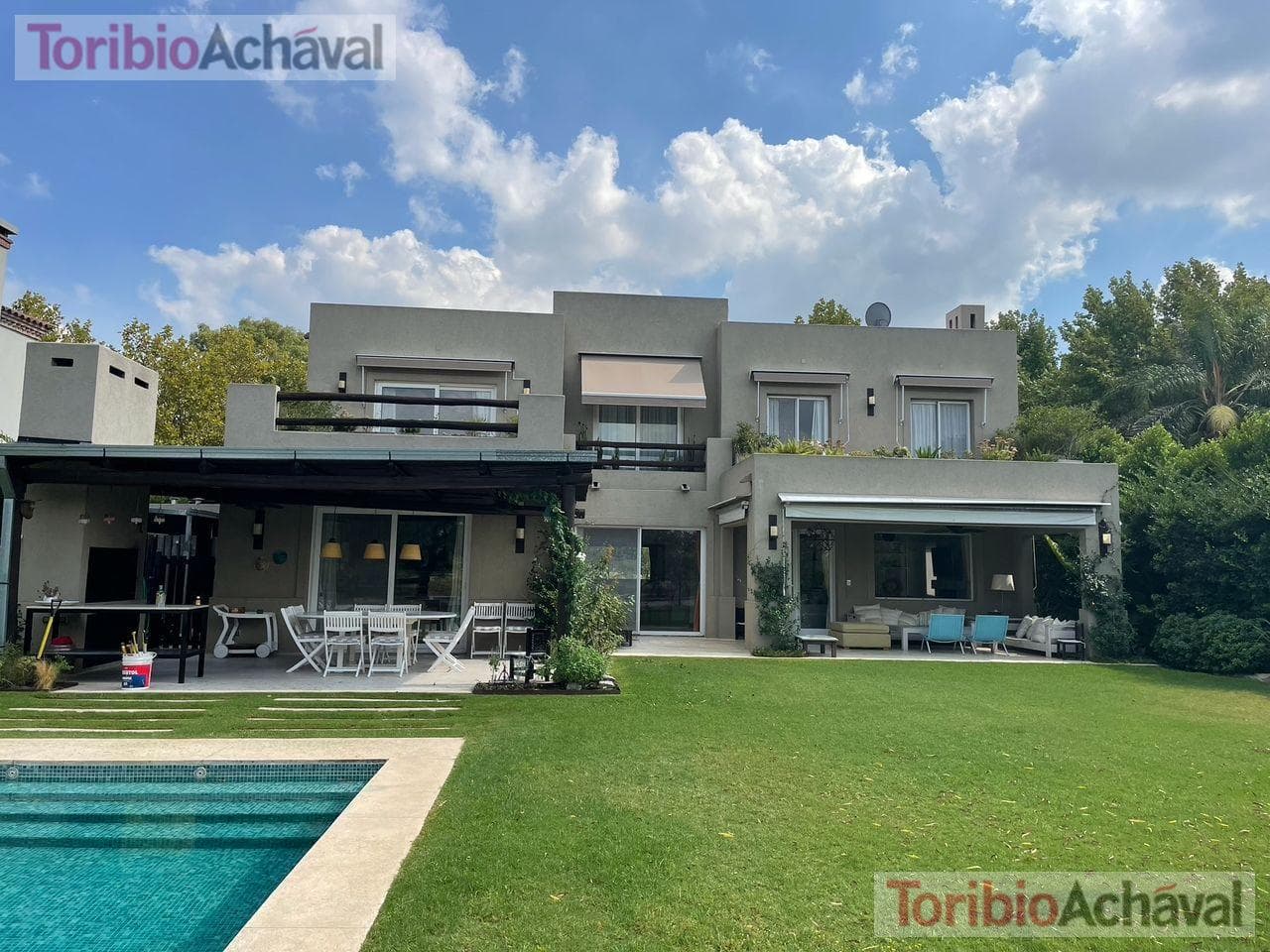 House for sale in the Laguna Del Sol neighborhood, in impeccable condition, with lake views
