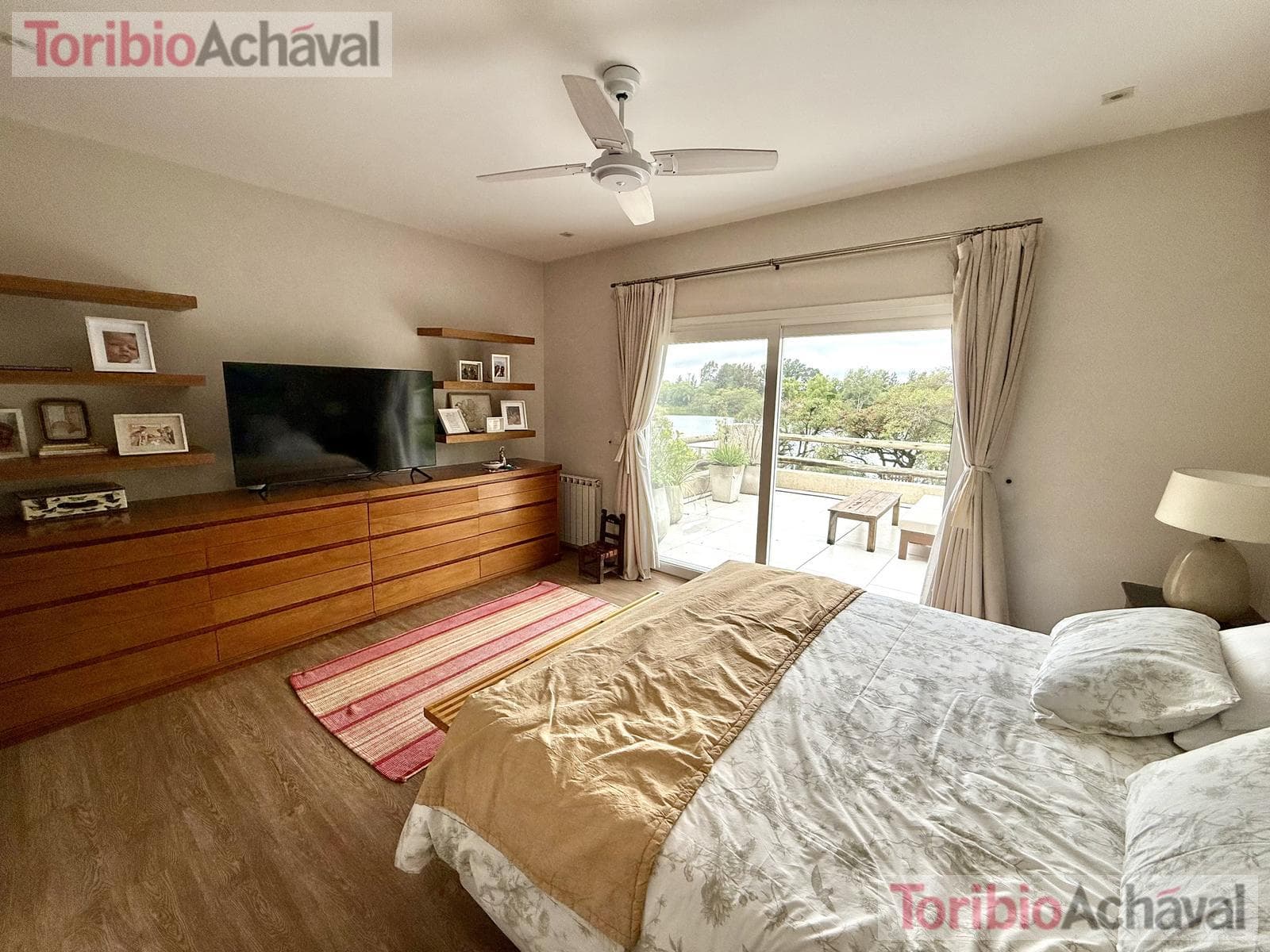 House for sale in the Laguna Del Sol neighborhood, in impeccable condition, with lake views