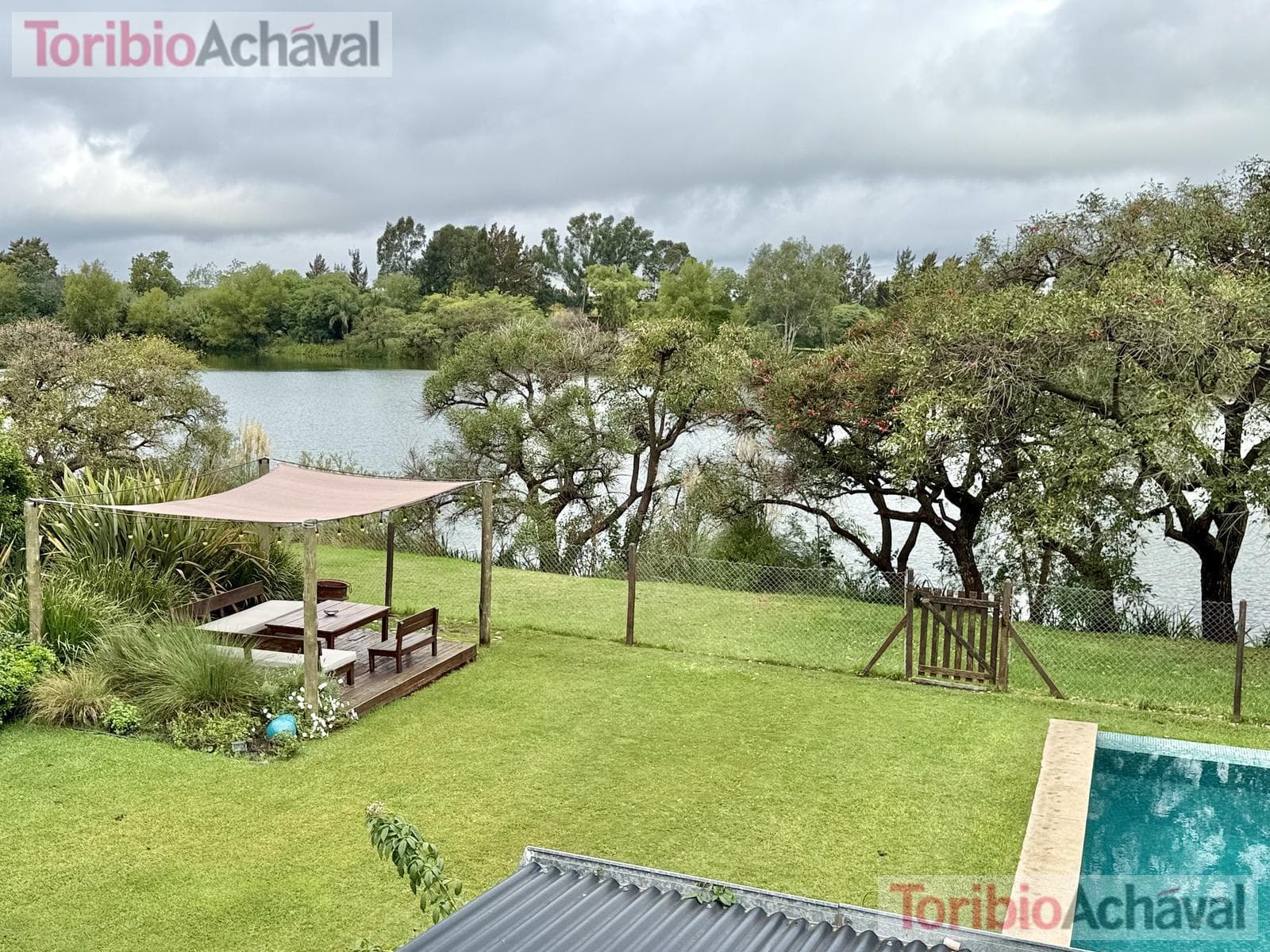 House for sale in the Laguna Del Sol neighborhood, in impeccable condition, with lake views