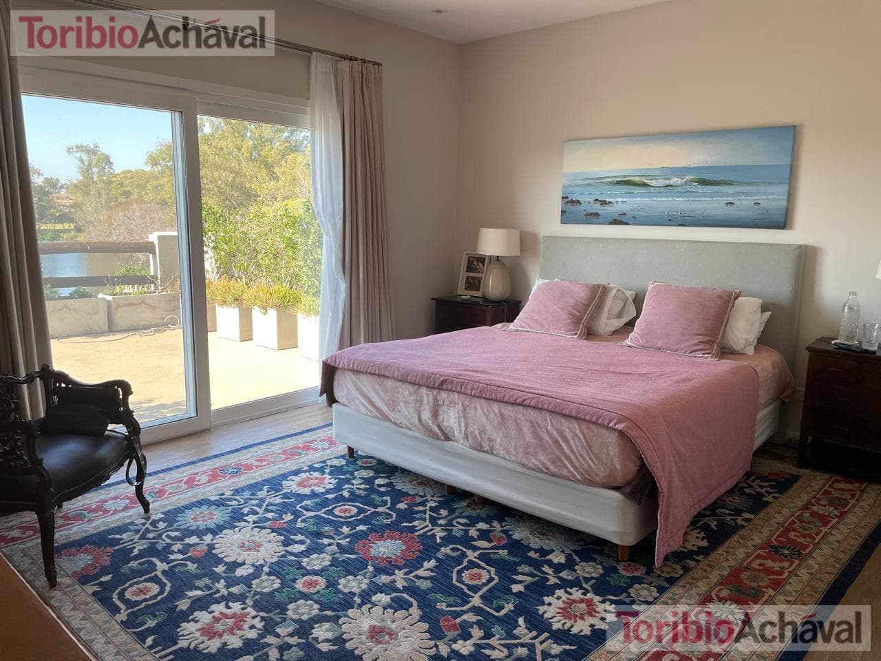 House for sale in the Laguna Del Sol neighborhood, in impeccable condition, with lake views