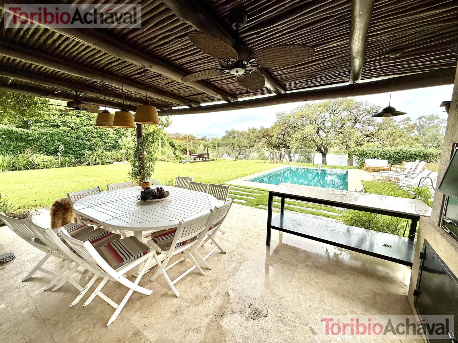 House for sale in the Laguna Del Sol neighborhood, in impeccable condition, with lake views