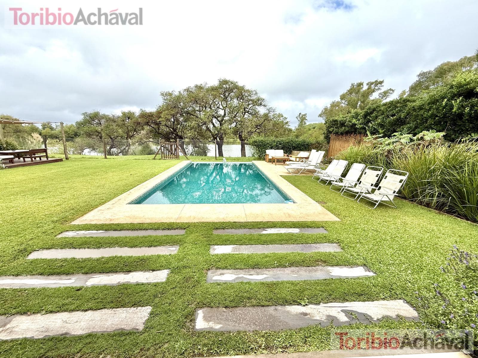 House for sale in the Laguna Del Sol neighborhood, in impeccable condition, with lake views