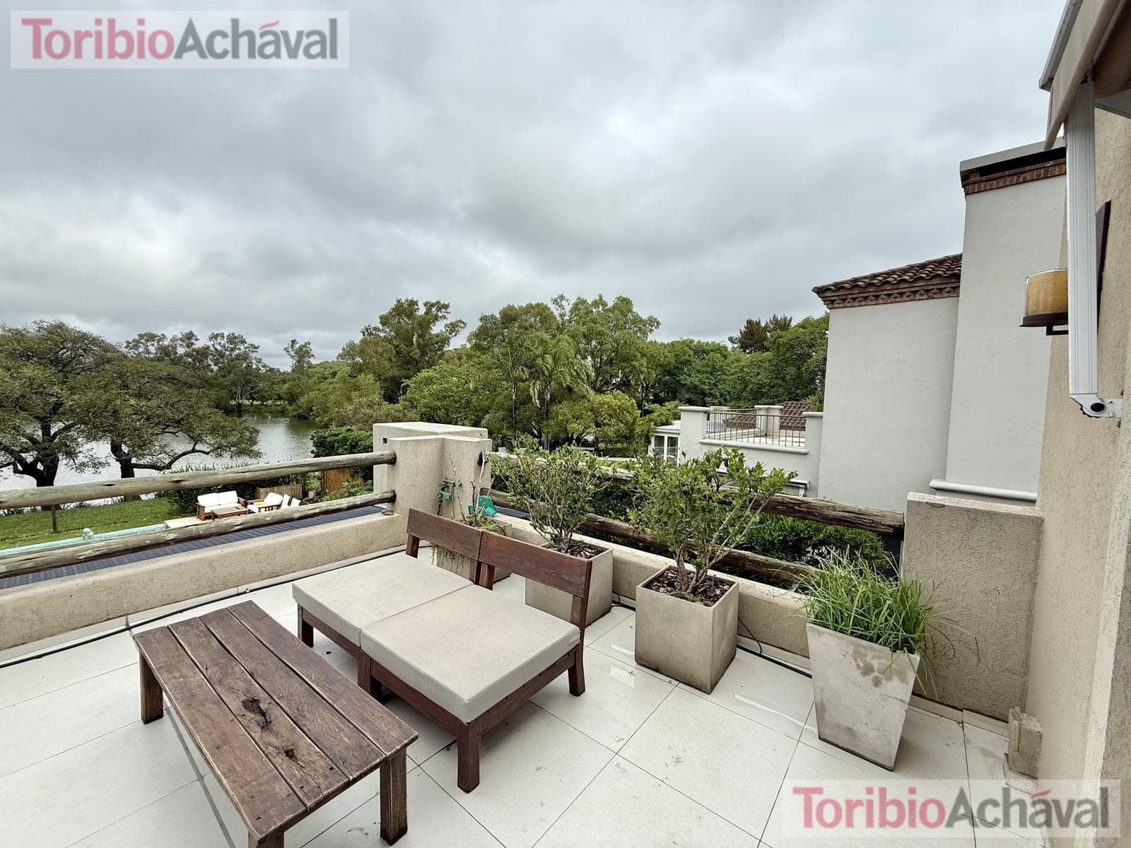 House for sale in the Laguna Del Sol neighborhood, in impeccable condition, with lake views