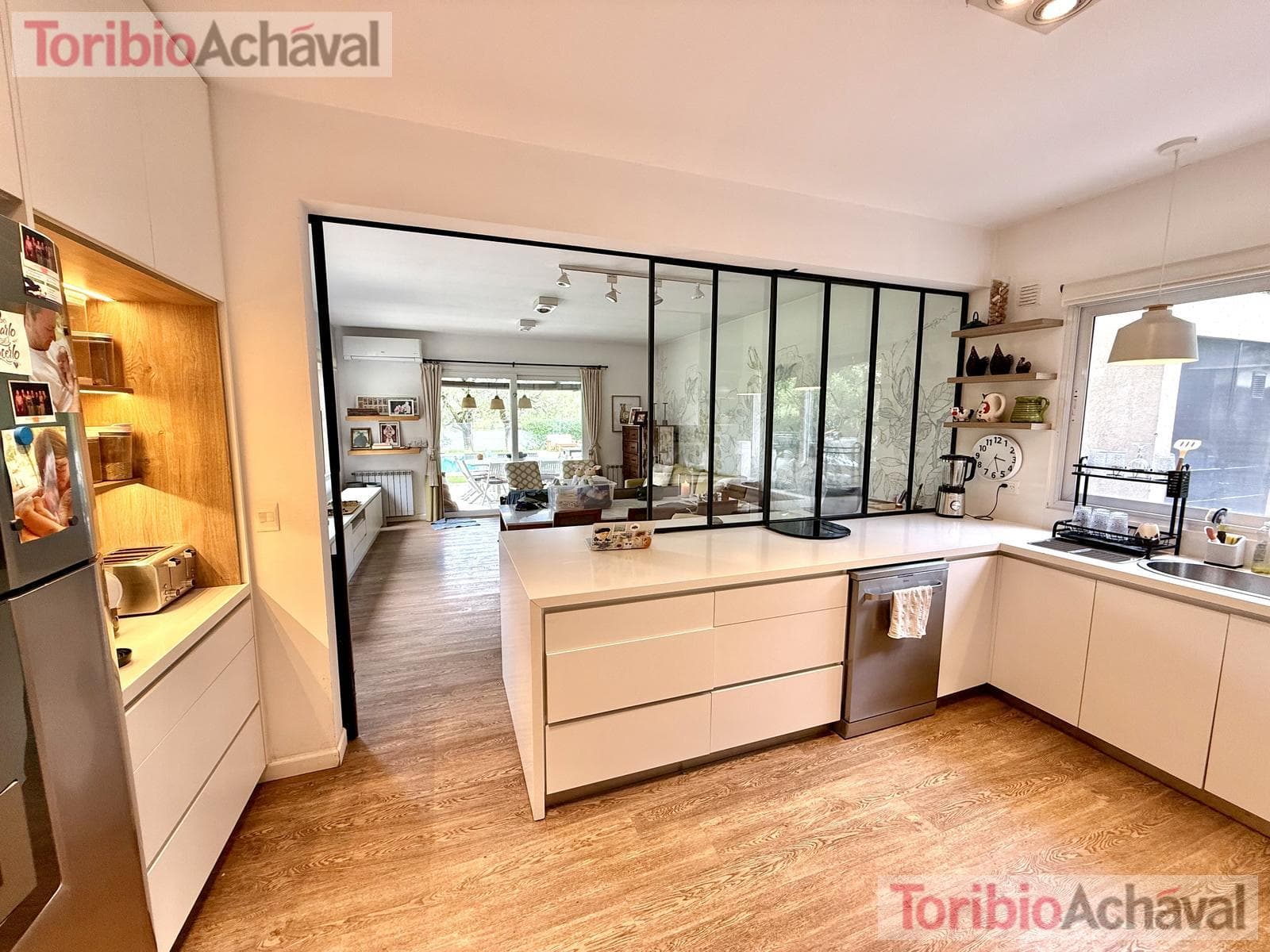 House for sale in the Laguna Del Sol neighborhood, in impeccable condition, with lake views