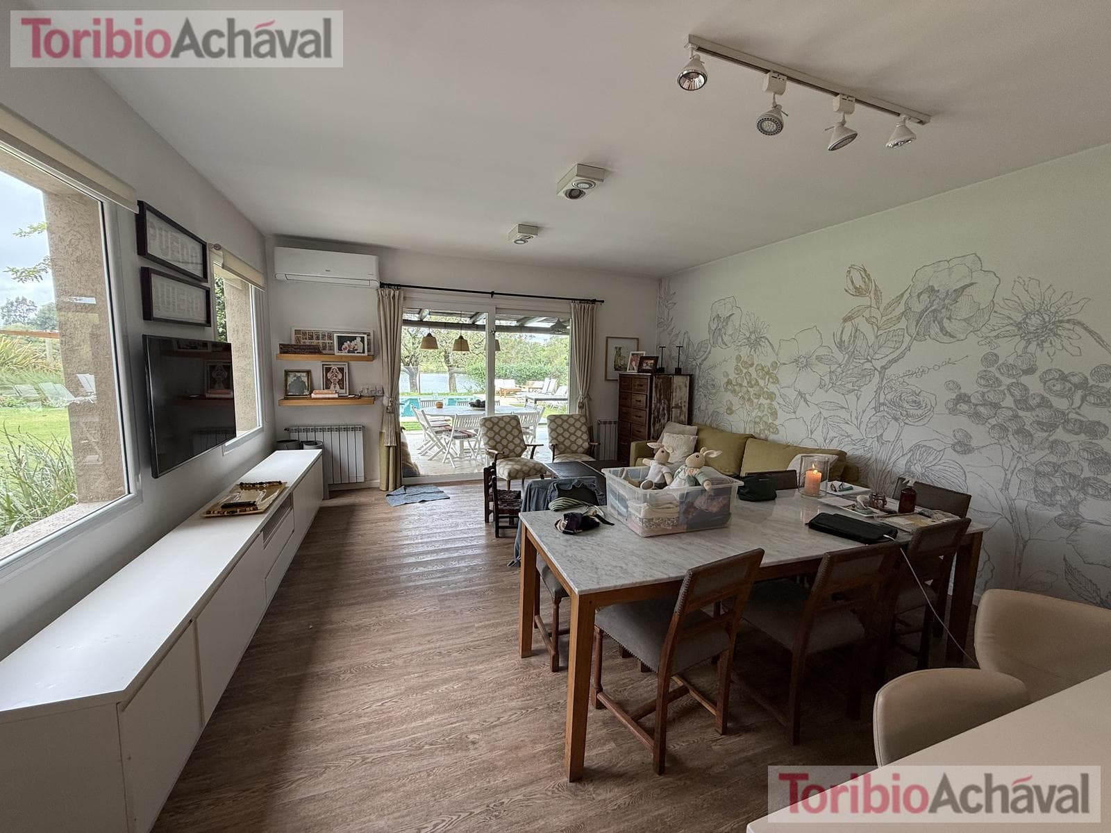 House for sale in the Laguna Del Sol neighborhood, in impeccable condition, with lake views