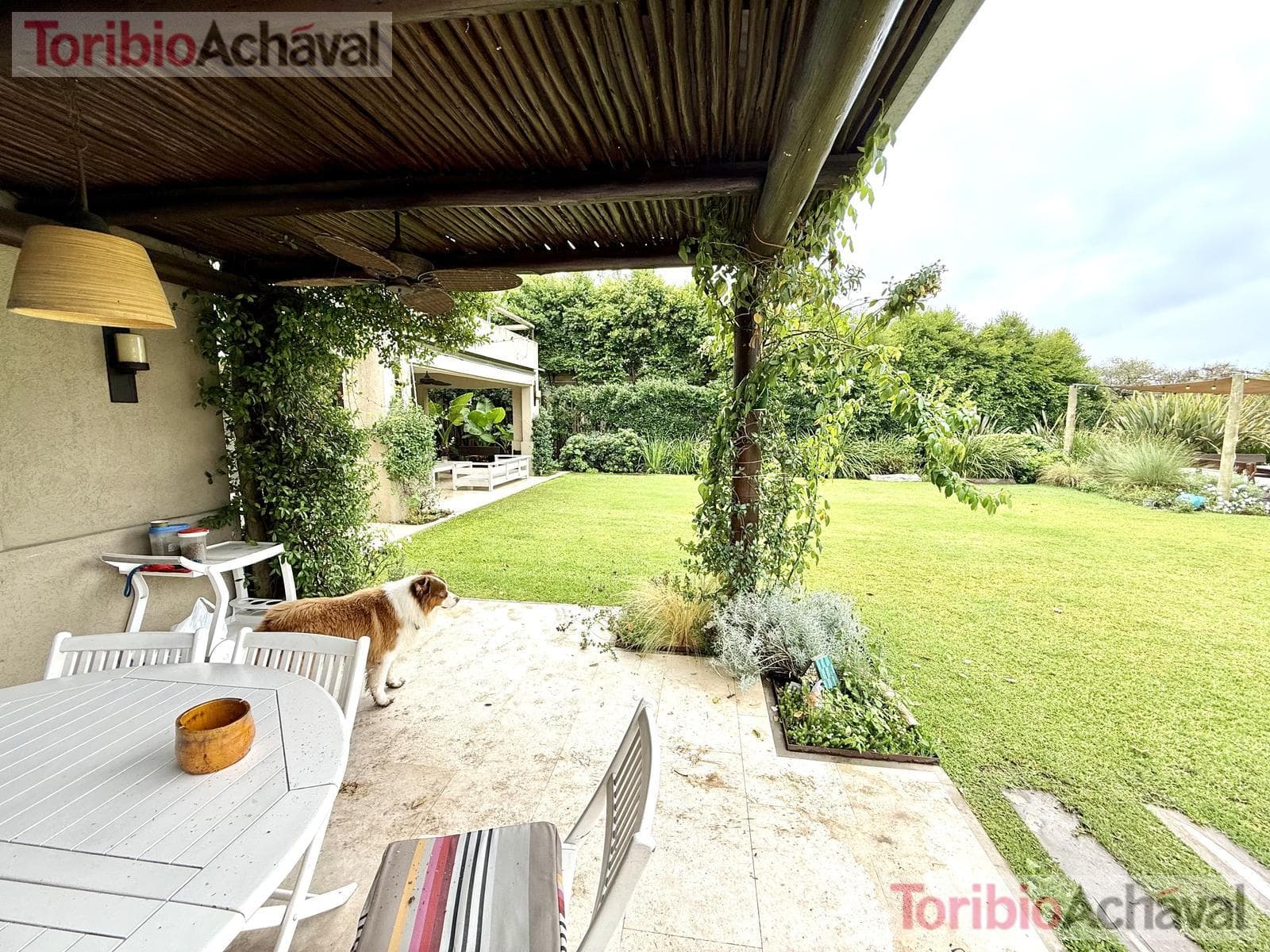 House for sale in the Laguna Del Sol neighborhood, in impeccable condition, with lake views