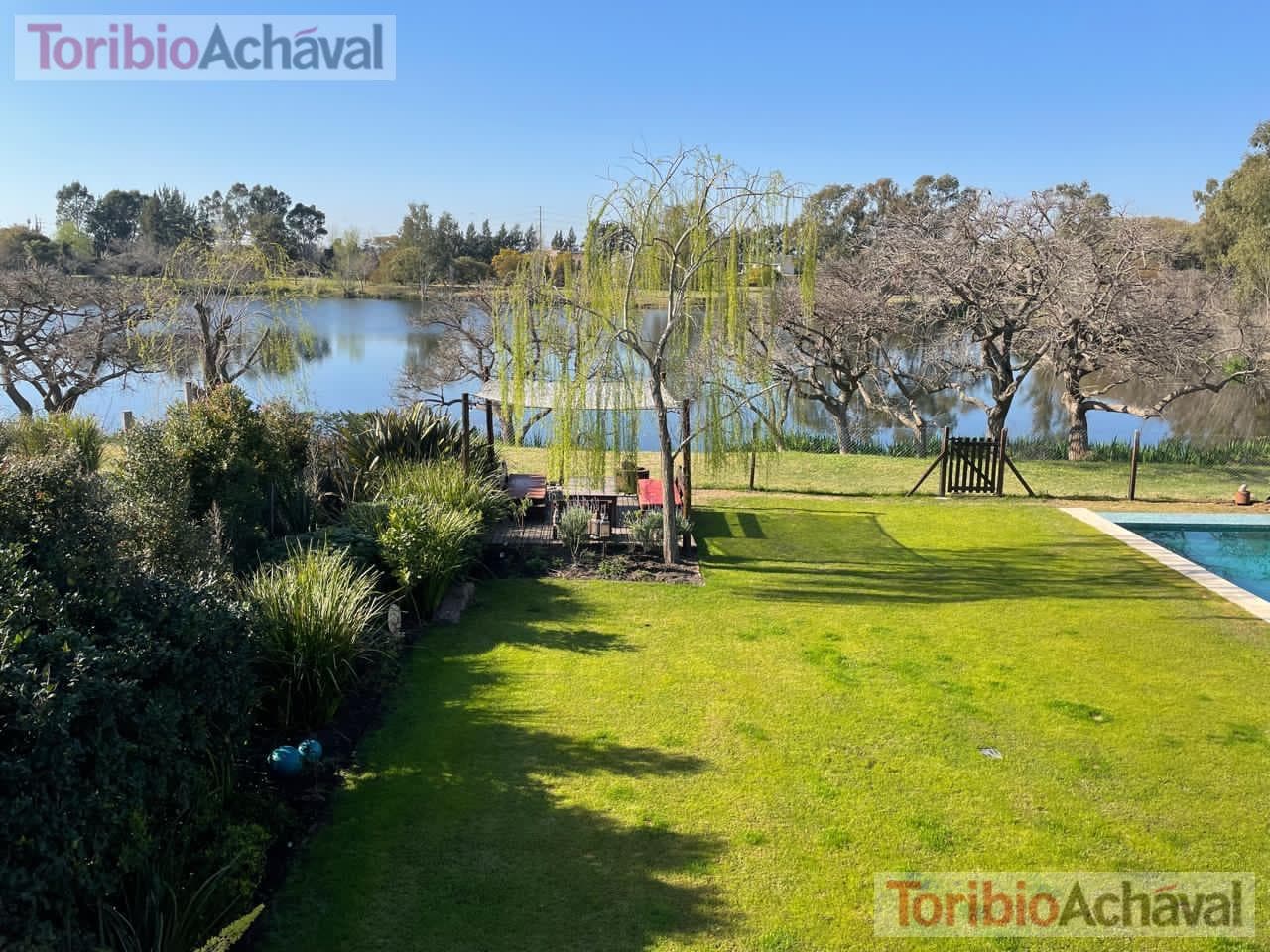 House for sale in the Laguna Del Sol neighborhood, in impeccable condition, with lake views