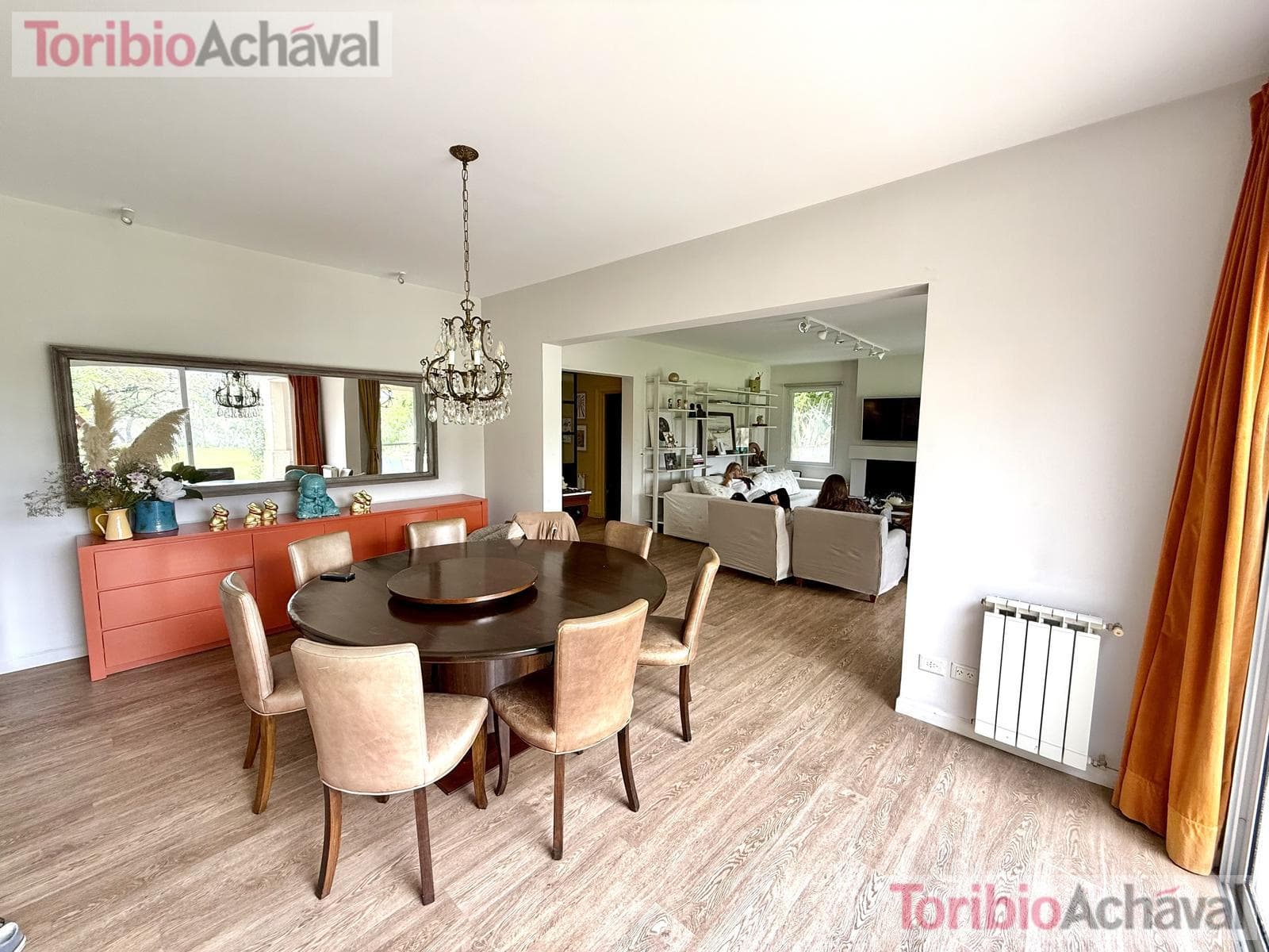 House for sale in the Laguna Del Sol neighborhood, in impeccable condition, with lake views
