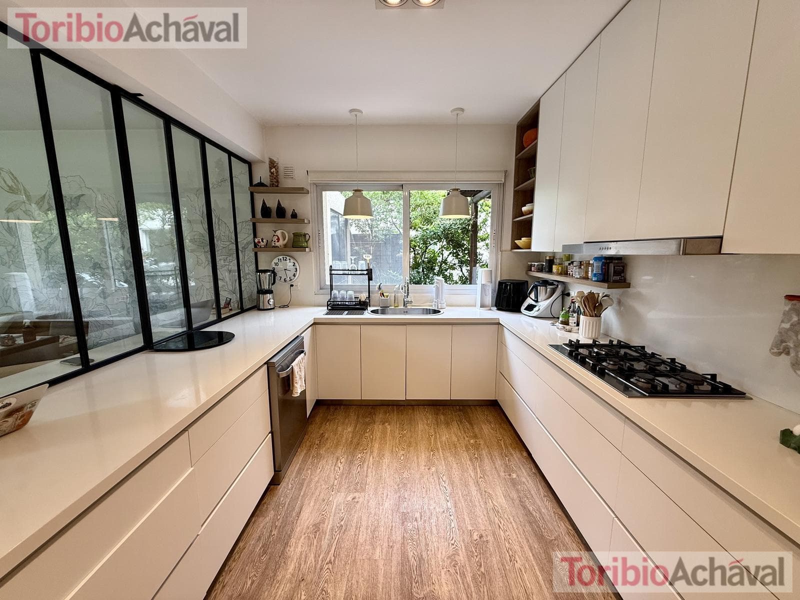 House for sale in the Laguna Del Sol neighborhood, in impeccable condition, with lake views