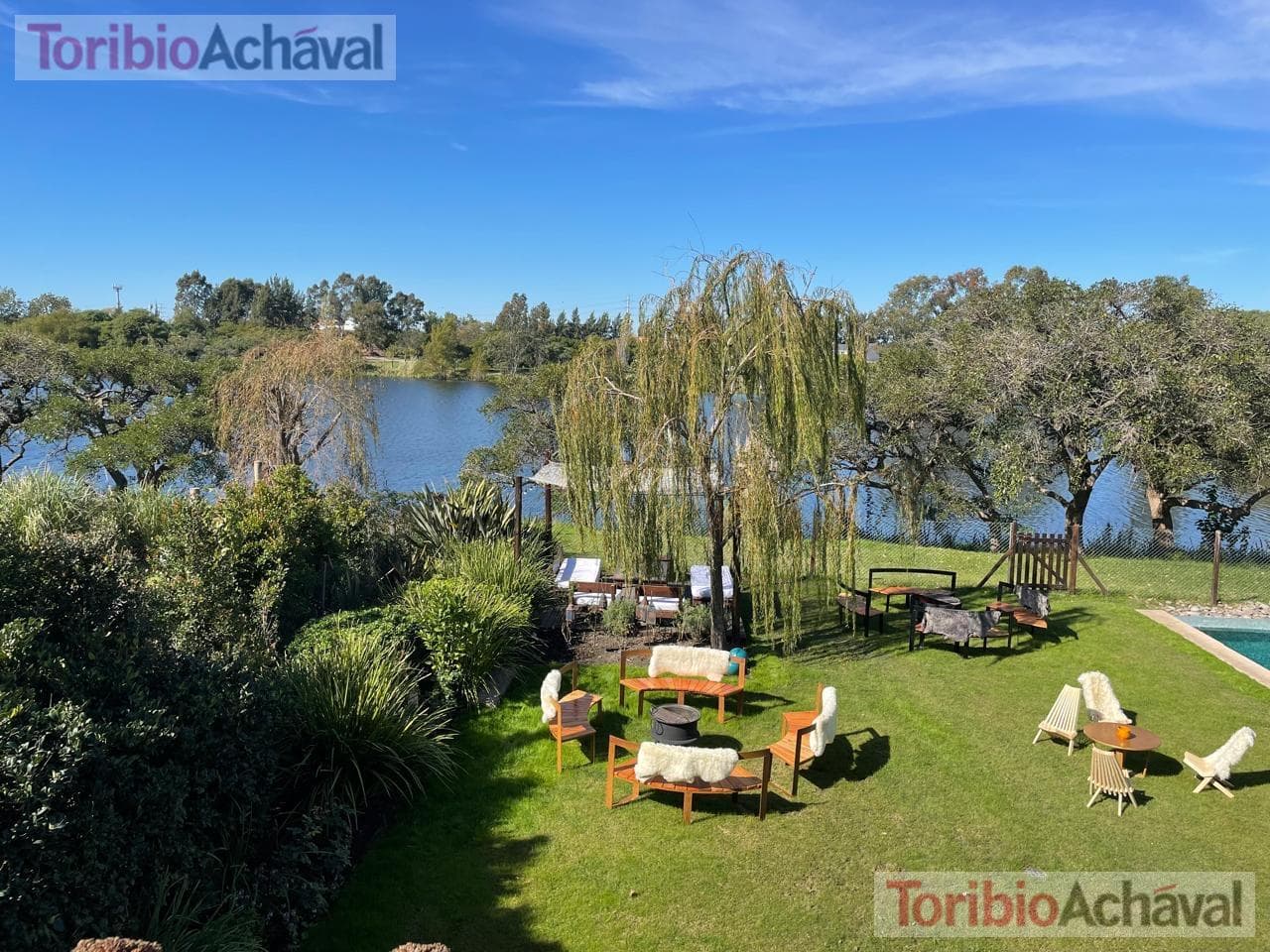 House for sale in the Laguna Del Sol neighborhood, in impeccable condition, with lake views