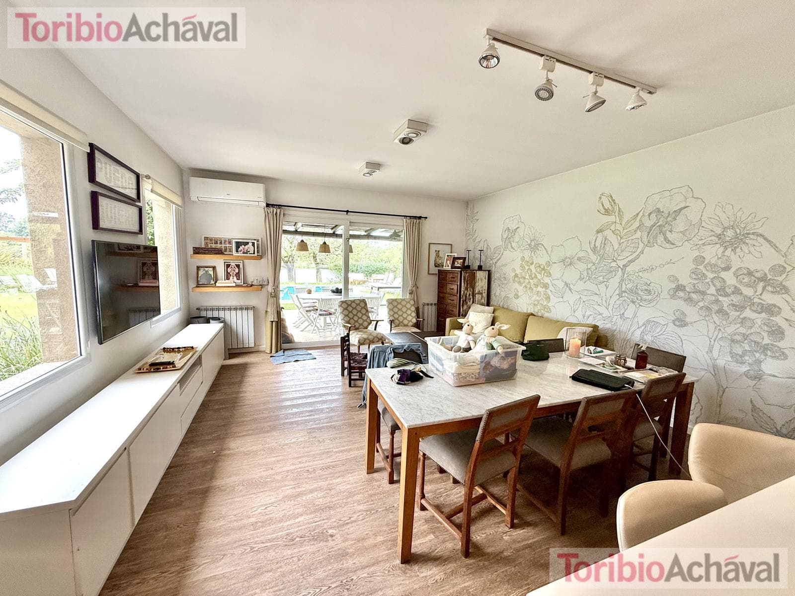 House for sale in the Laguna Del Sol neighborhood, in impeccable condition, with lake views
