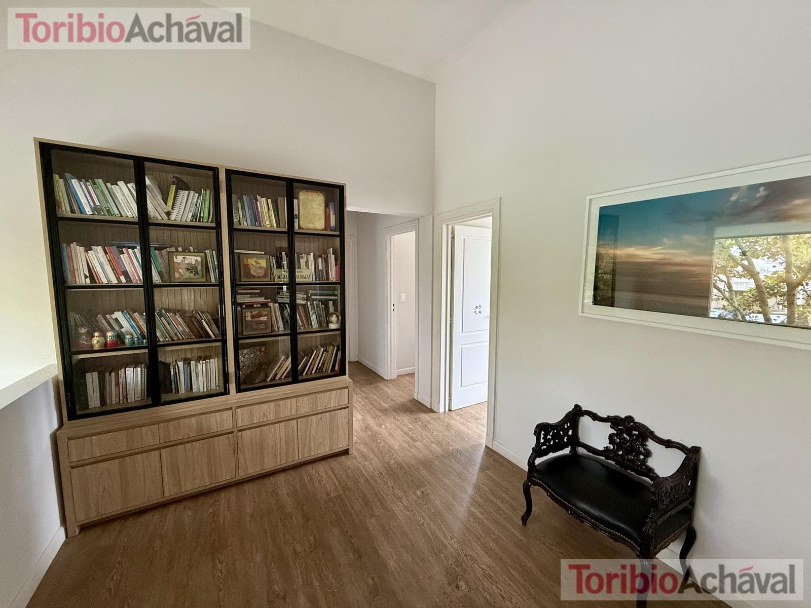 House for sale in the Laguna Del Sol neighborhood, in impeccable condition, with lake views