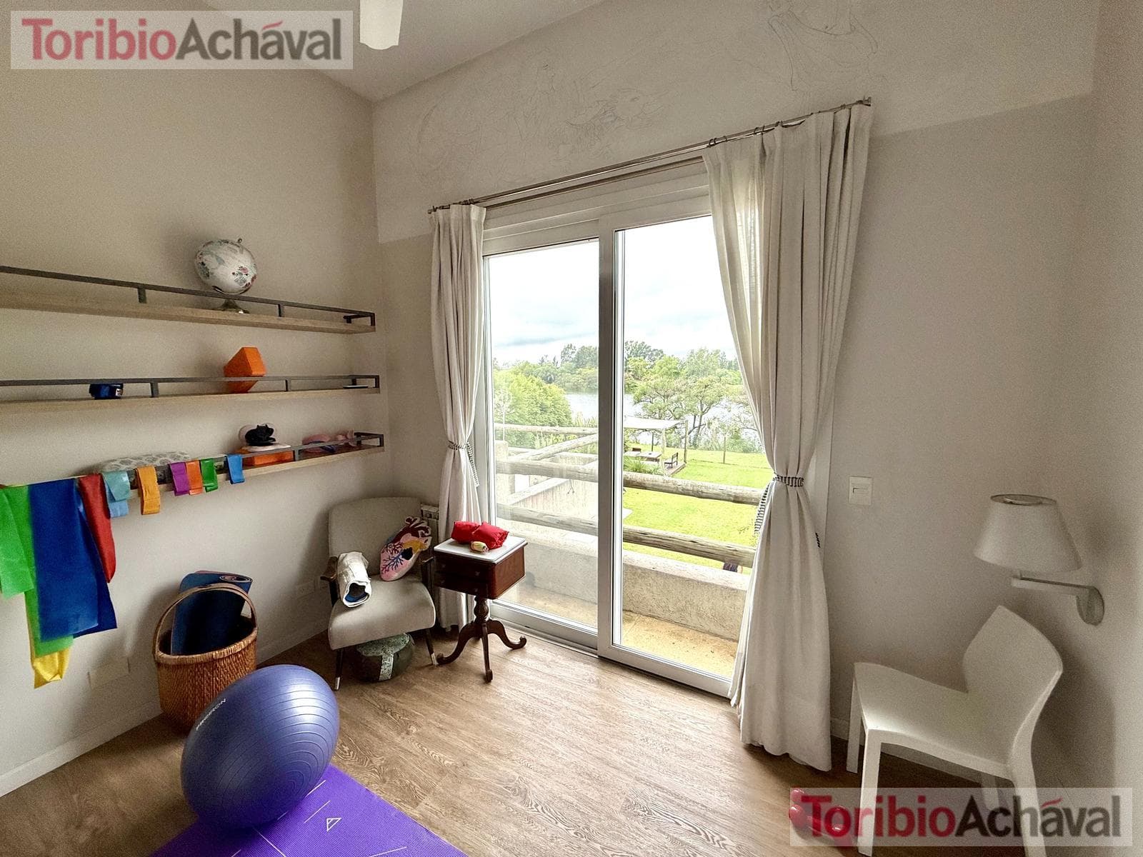 House for sale in the Laguna Del Sol neighborhood, in impeccable condition, with lake views