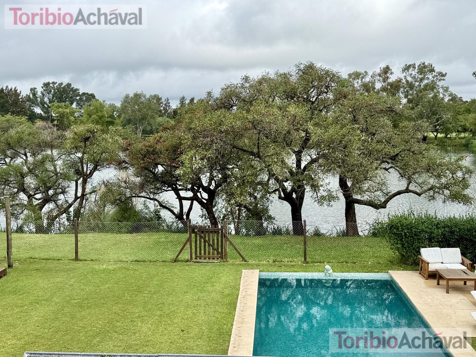 House for sale in the Laguna Del Sol neighborhood, in impeccable condition, with lake views