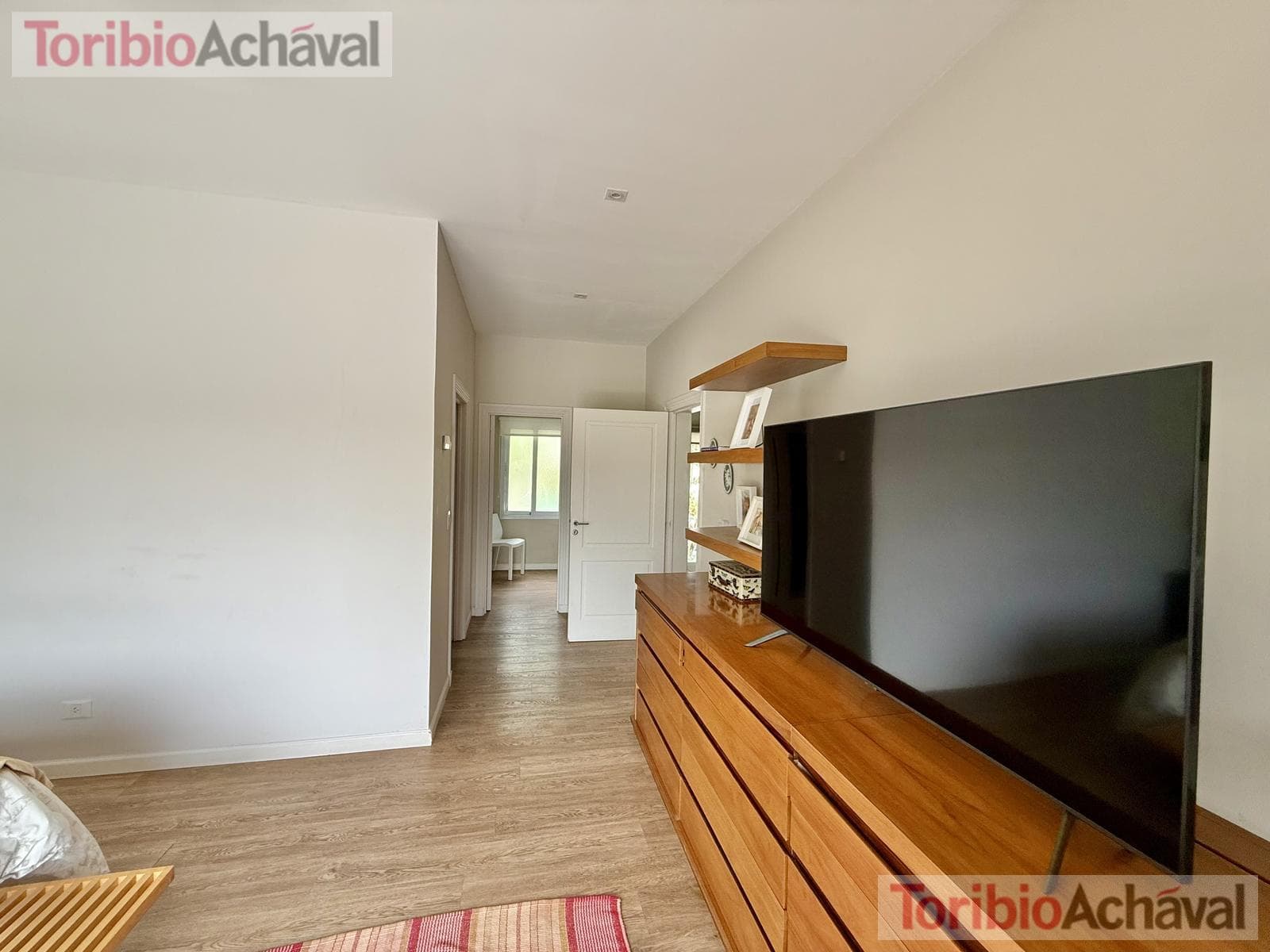 House for sale in the Laguna Del Sol neighborhood, in impeccable condition, with lake views
