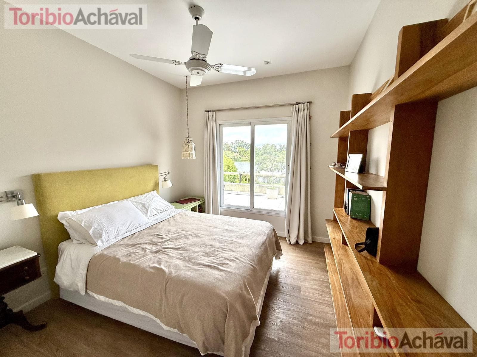 House for sale in the Laguna Del Sol neighborhood, in impeccable condition, with lake views