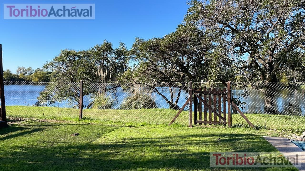 House for sale in the Laguna Del Sol neighborhood, in impeccable condition, with lake views