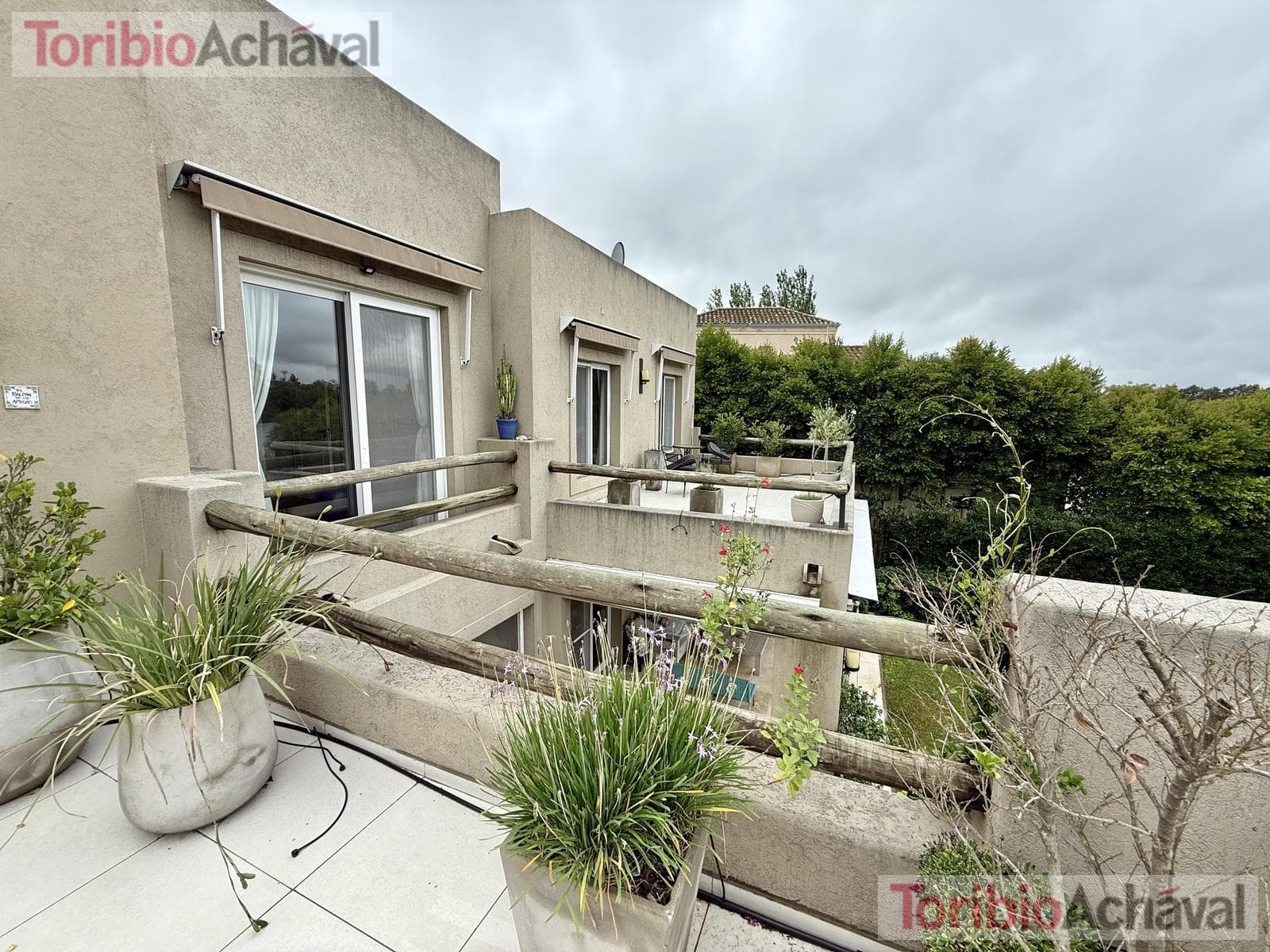 House for sale in the Laguna Del Sol neighborhood, in impeccable condition, with lake views