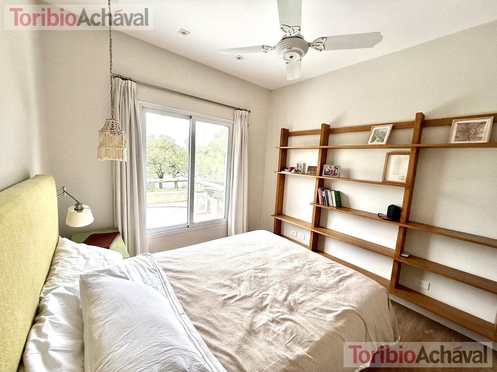 House for sale in the Laguna Del Sol neighborhood, in impeccable condition, with lake views
