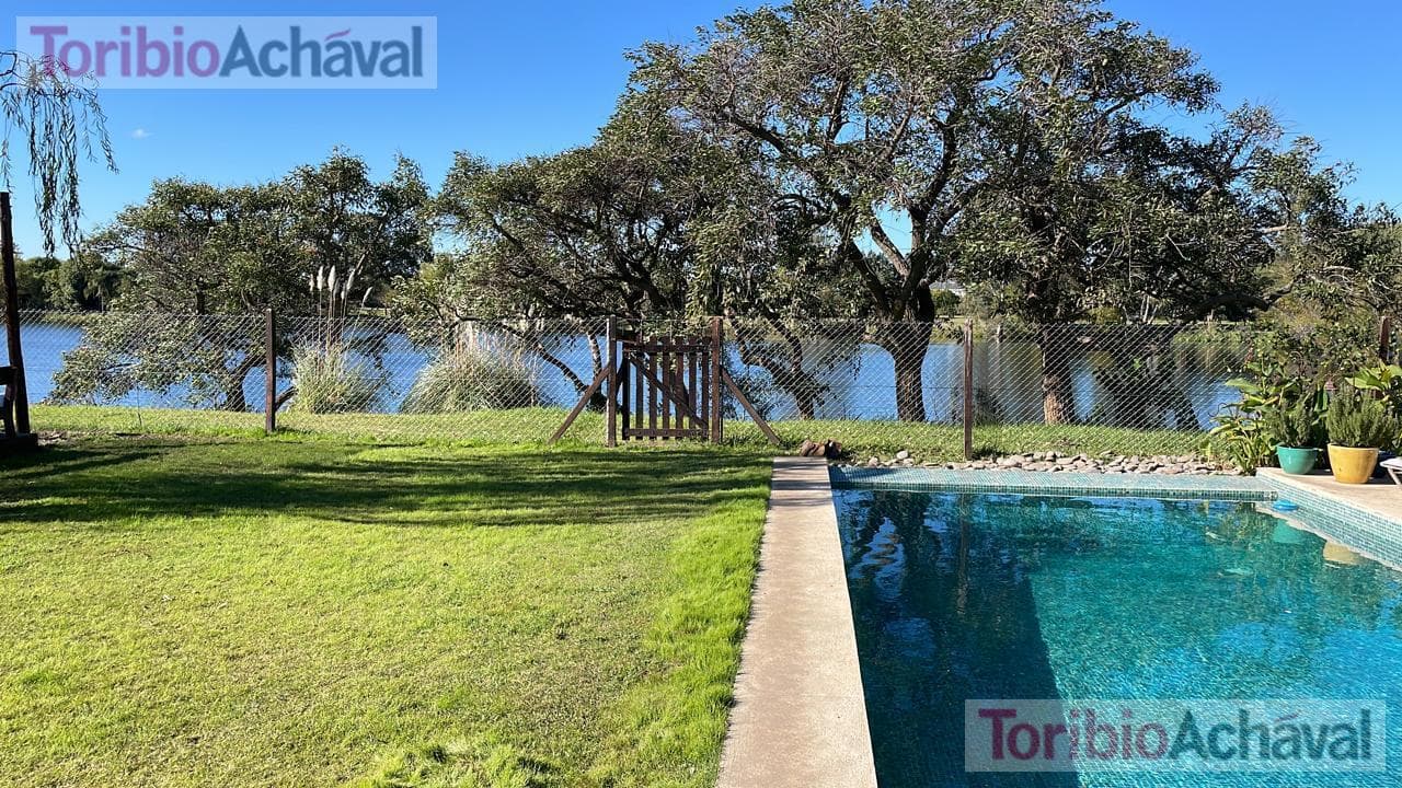 House for sale in the Laguna Del Sol neighborhood, in impeccable condition, with lake views