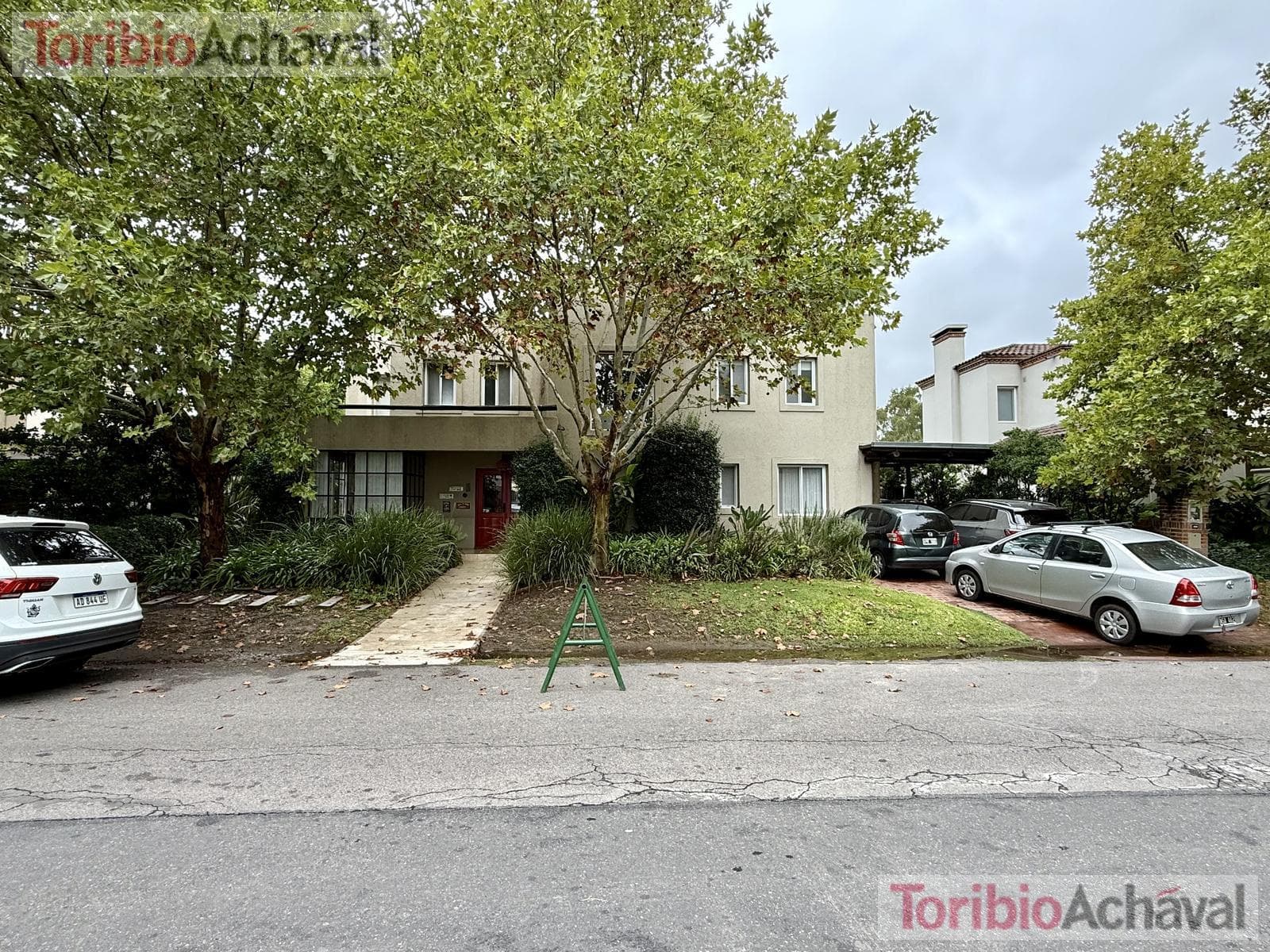 House for sale in the Laguna Del Sol neighborhood, in impeccable condition, with lake views
