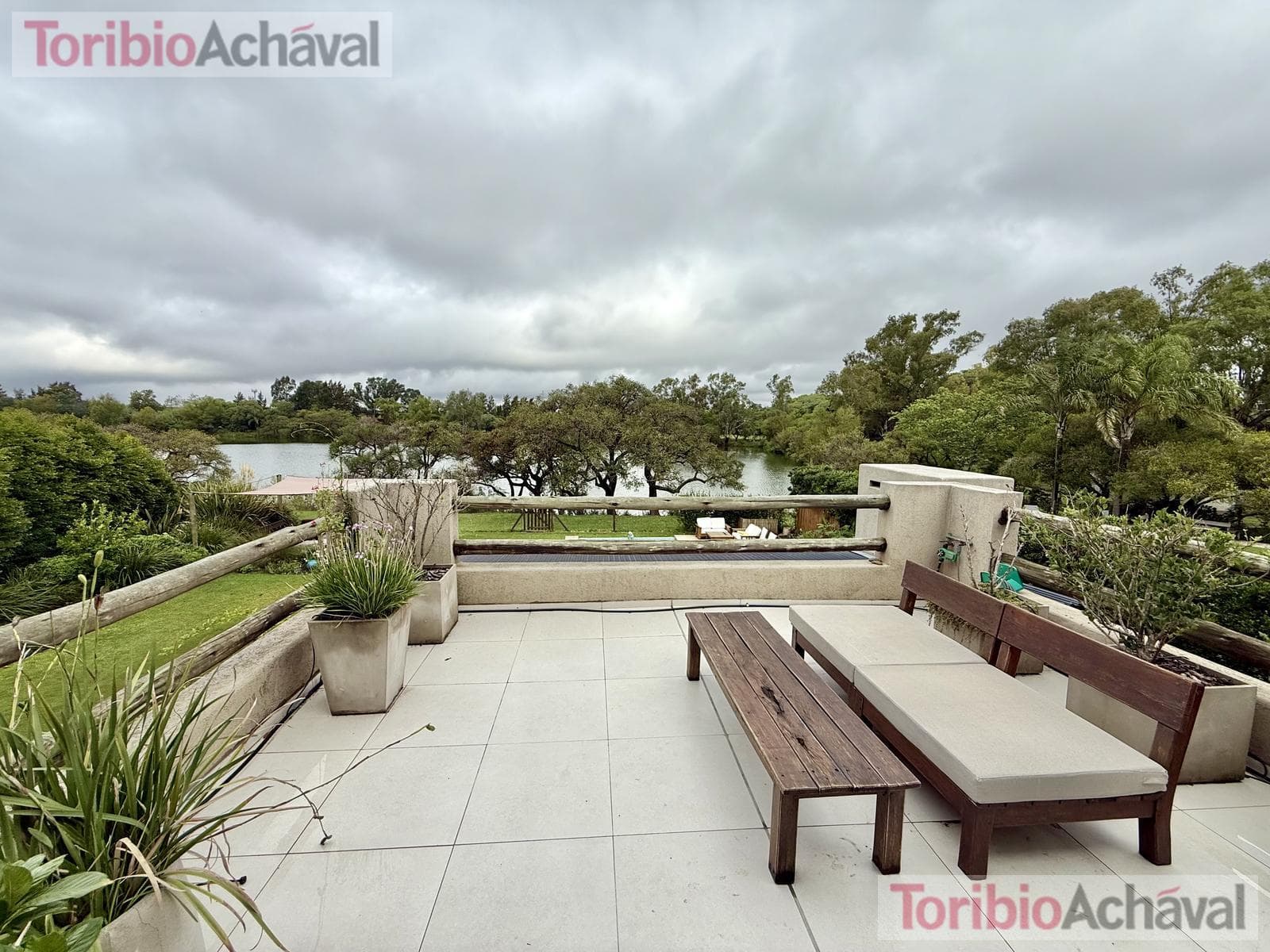 House for sale in the Laguna Del Sol neighborhood, in impeccable condition, with lake views