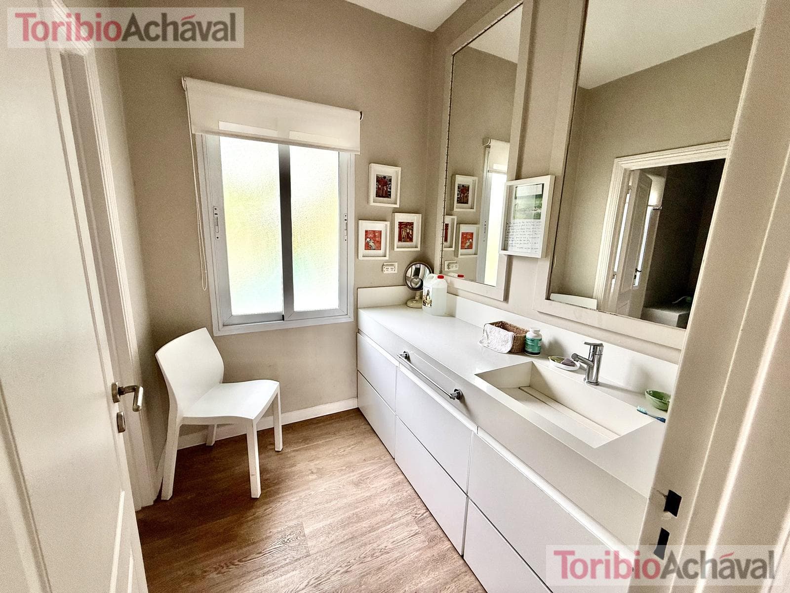 House for sale in the Laguna Del Sol neighborhood, in impeccable condition, with lake views