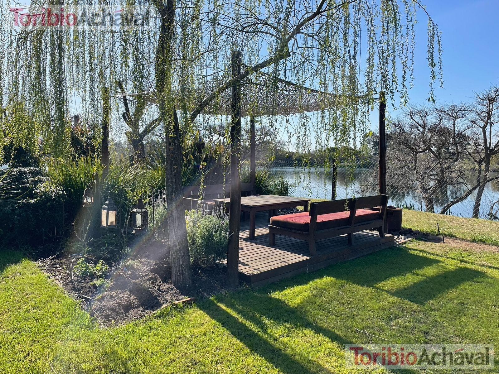 House for sale in the Laguna Del Sol neighborhood, in impeccable condition, with lake views