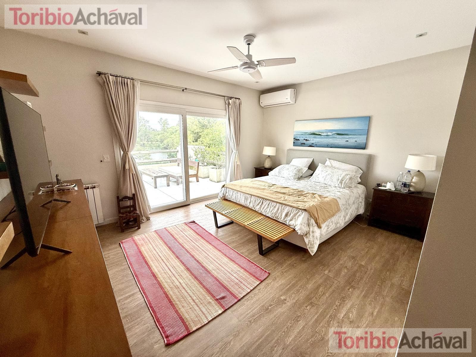 House for sale in the Laguna Del Sol neighborhood, in impeccable condition, with lake views