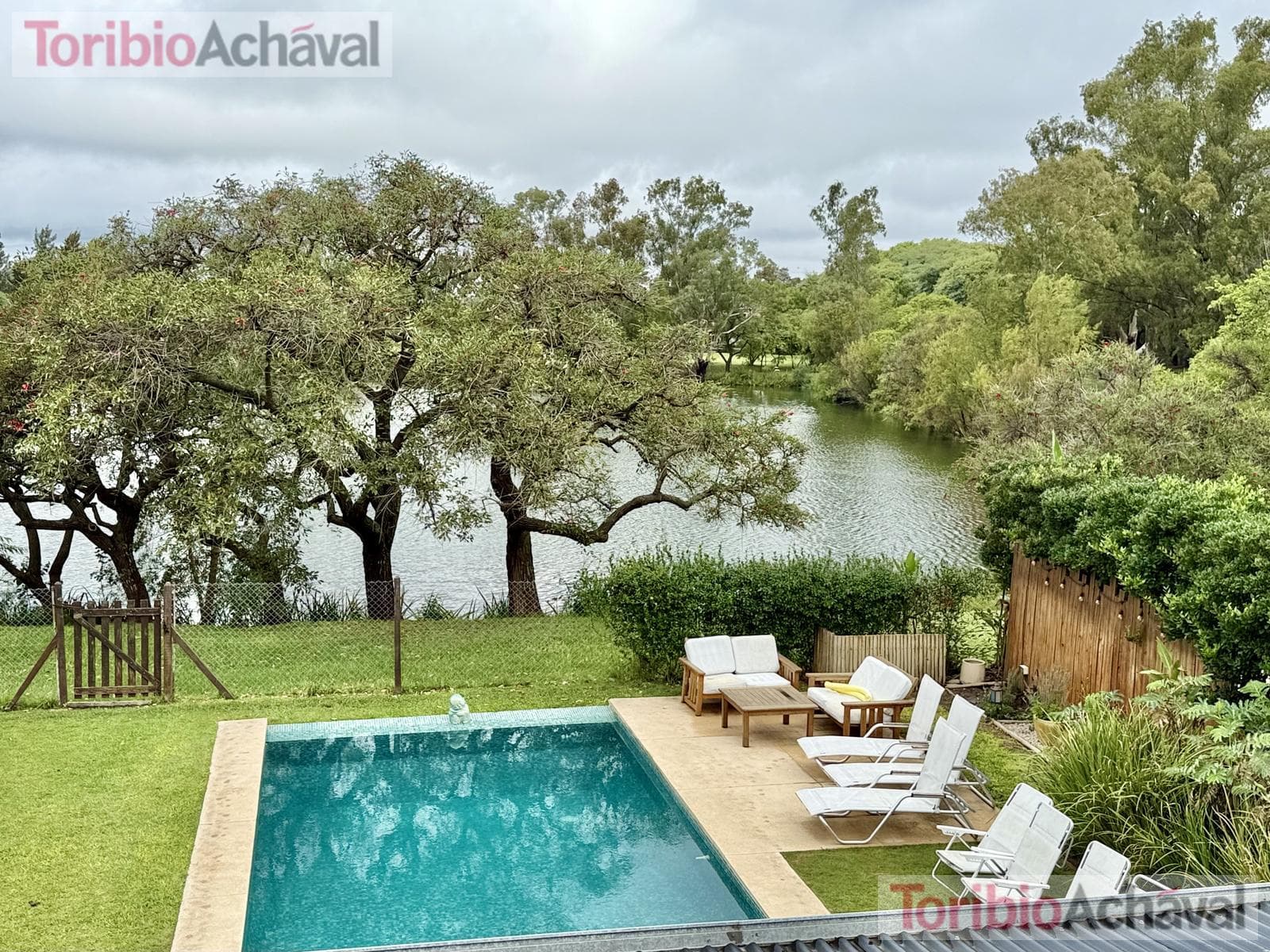 House for sale in the Laguna Del Sol neighborhood, in impeccable condition, with lake views