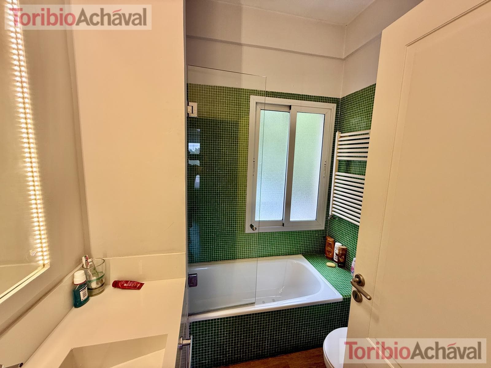 House for sale in the Laguna Del Sol neighborhood, in impeccable condition, with lake views