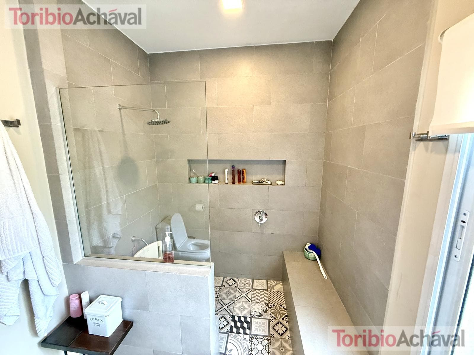 House for sale in the Laguna Del Sol neighborhood, in impeccable condition, with lake views
