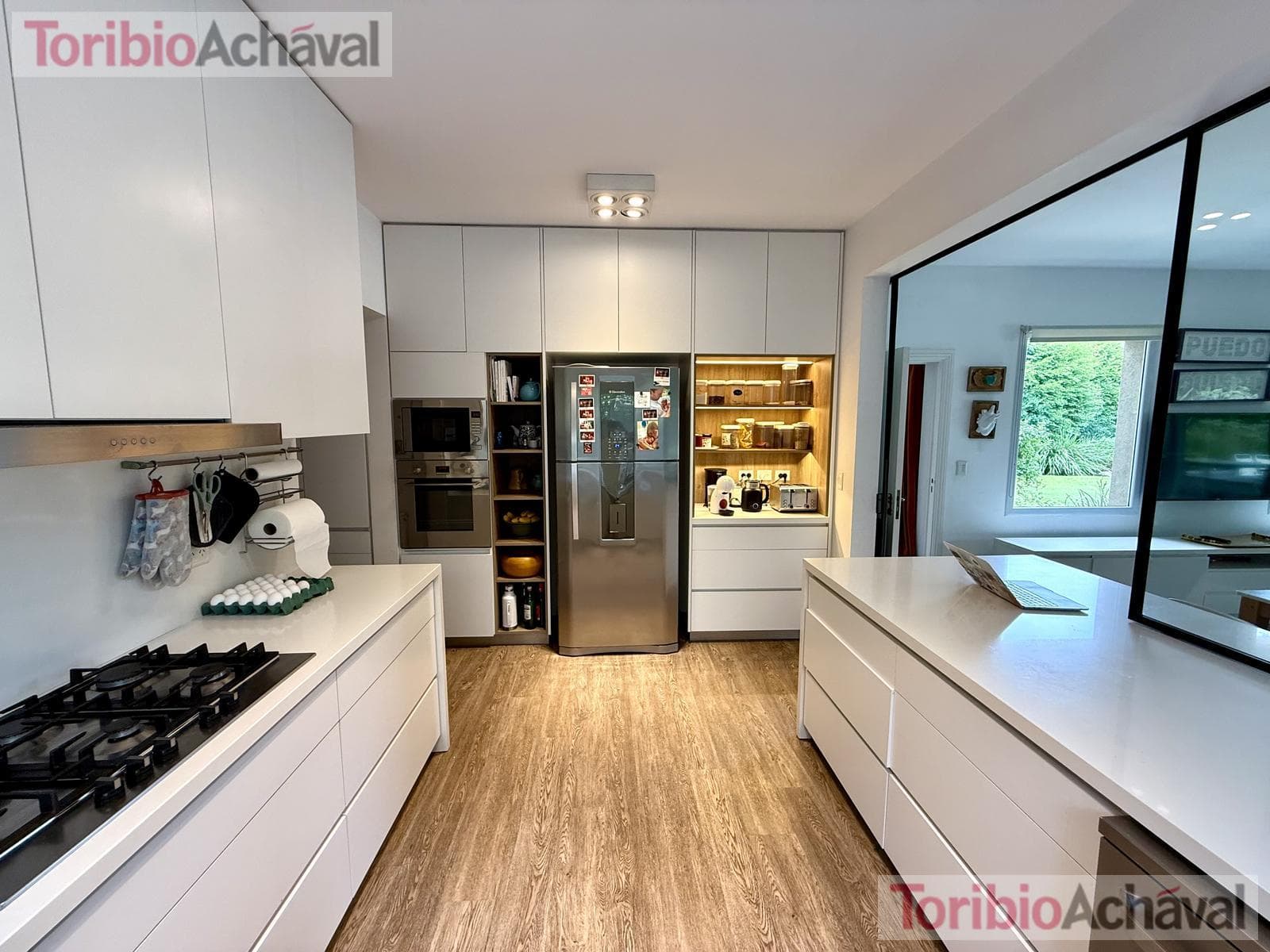 House for sale in the Laguna Del Sol neighborhood, in impeccable condition, with lake views
